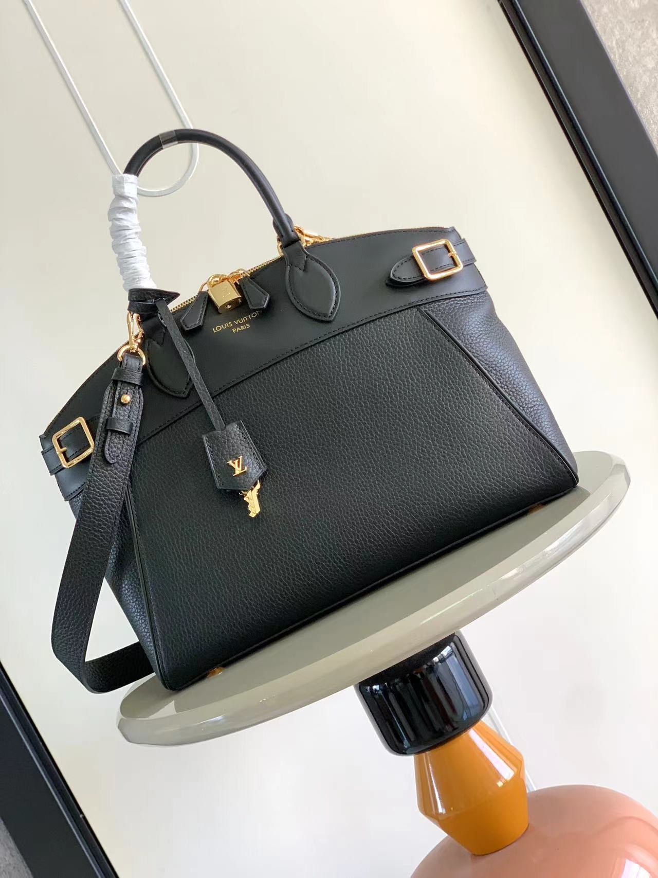 最高級ルイヴィトンスーパーコピー ルイヴィトンバッグコピー ロックイット ブラック M22914 トリヨンレザー ゴールド金具