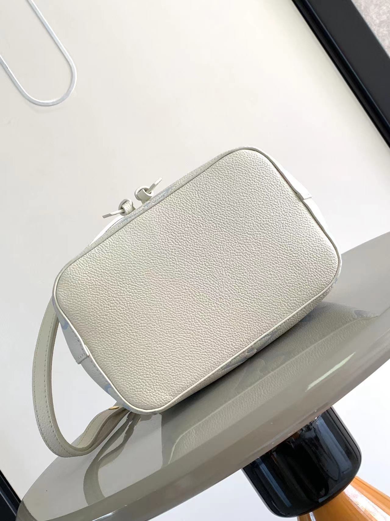 最高級ルイヴィトンスーパーコピー ルイヴィトンバッグコピー NéoNoé BB ホワイト / キャンディ ブルー M45709 エンボス加工したグレインレザー ゴールド金具 - 画像 (7)