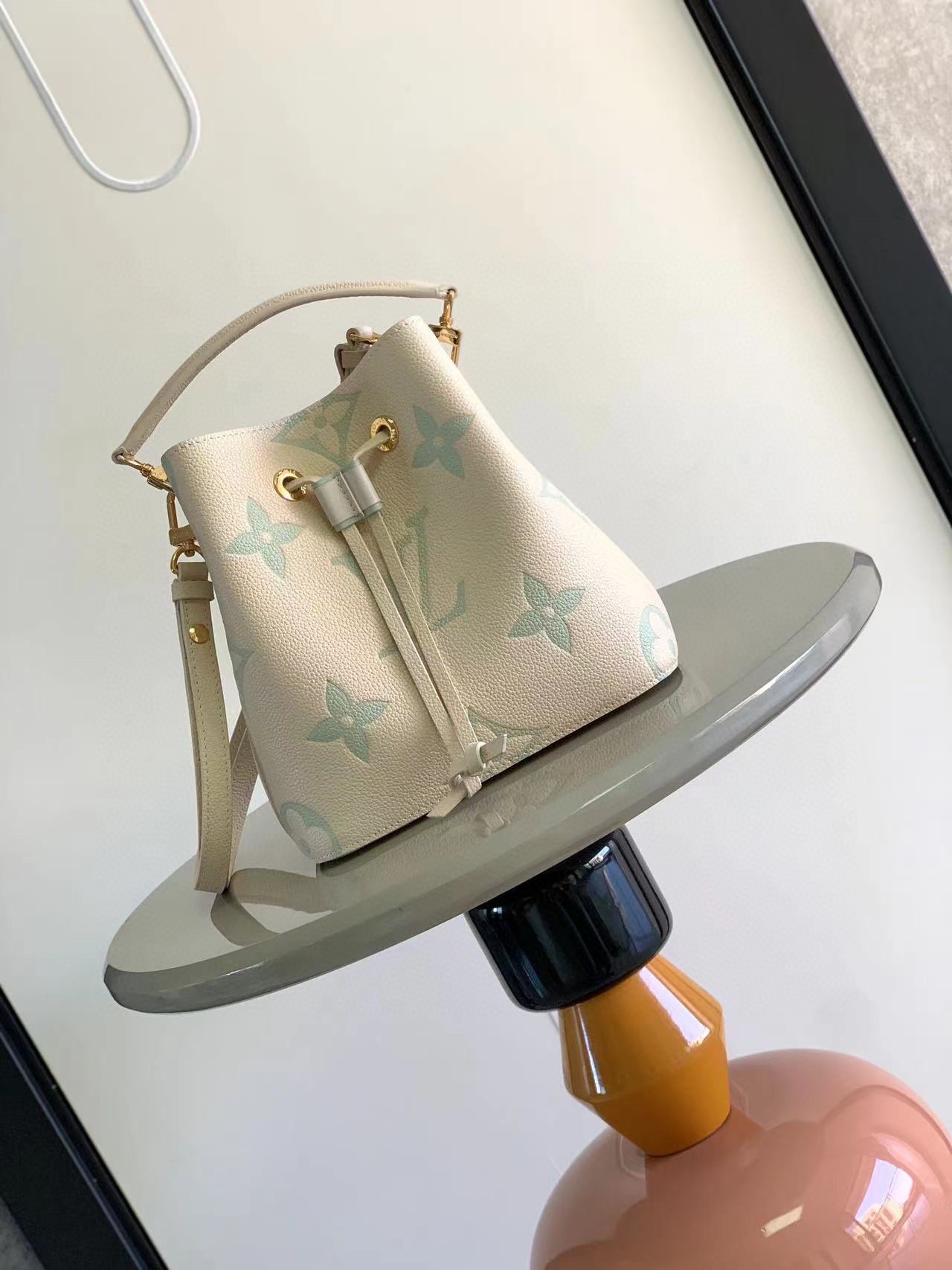 最高級ルイヴィトンスーパーコピー ルイヴィトンバッグコピー NéoNoé BB ラテ / 抹茶 M45709 エンボス加工したグレインレザー ゴールド金具