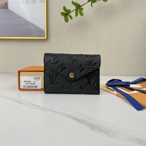 最高級ルイヴィトンスーパーコピー ルイヴィトン財布コピー ポルトフォイユ･ヴィクトリーヌ ノワール M64060 モノグラム･アンプラント レザー ゴールド金具