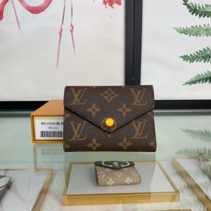 最高級ルイヴィトンスーパーコピー ルイヴィトン財布コピー ポルトフォイユ･ヴィクトリーヌ イエロー M41938 モノグラム･キャンバス ゴールド金具