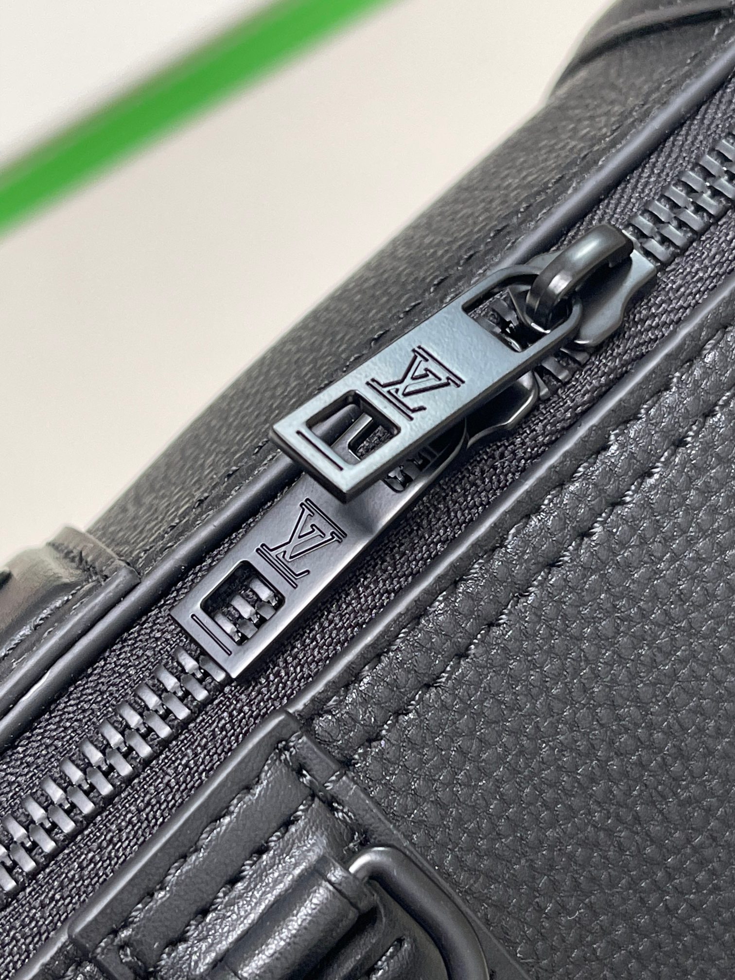 最高級ルイヴィトンスーパーコピー ルイヴィトンバッグコピー シティ・キーポル ブラック M59255 グレインカーフレザー ブラック金具 - 画像 (5)