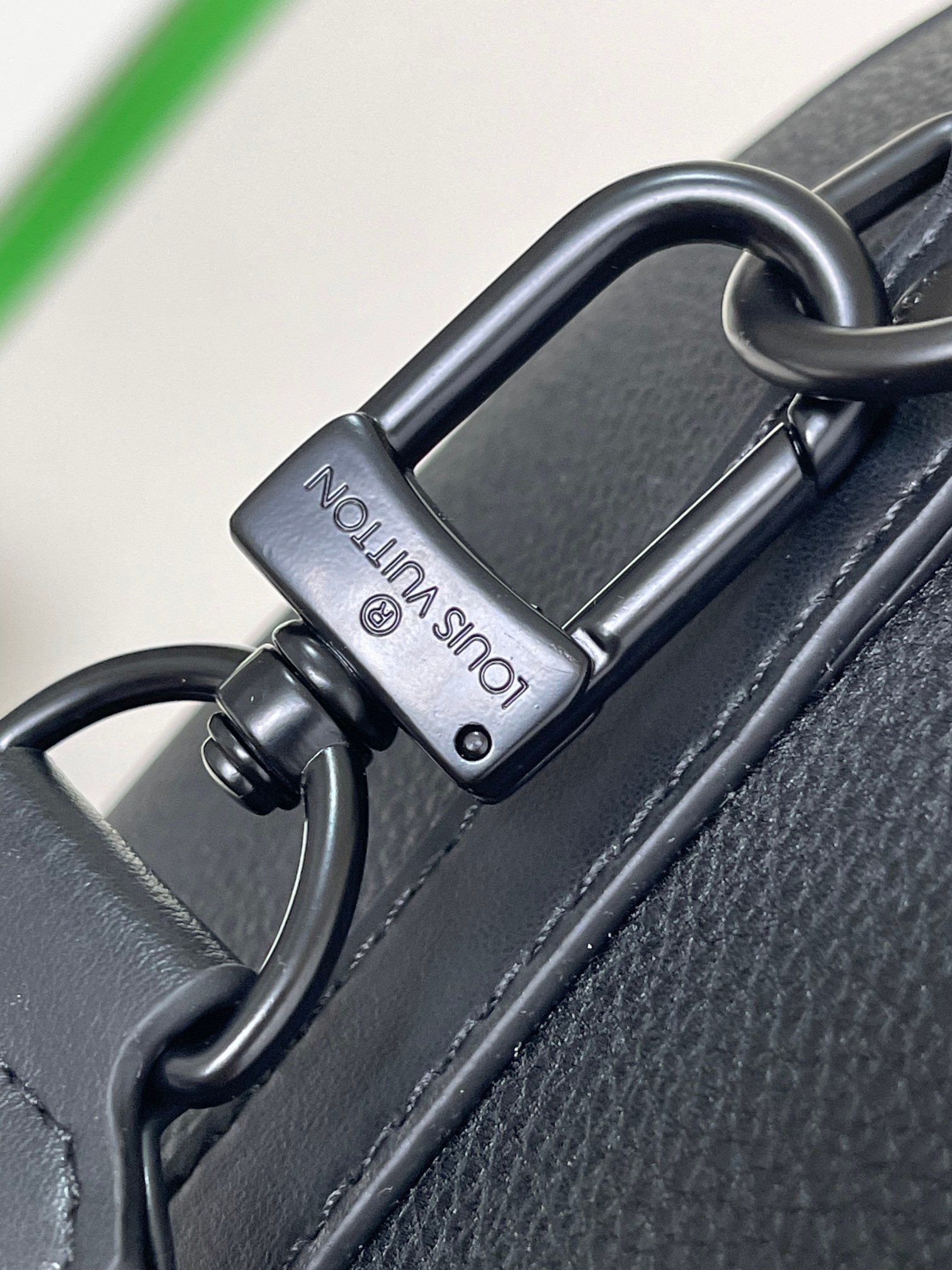 最高級ルイヴィトンスーパーコピー ルイヴィトンバッグコピー シティ・キーポル ブラック M59255 グレインカーフレザー ブラック金具 - 画像 (4)