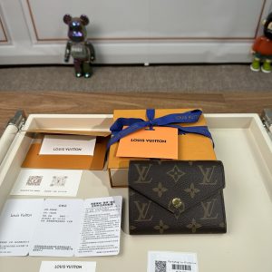 最高級ルイヴィトンスーパーコピー ルイヴィトン財布コピー ポルトフォイユ･ヴィクトリーヌ ダークブラウン M62472 モノグラム･キャンバス ゴールド金具
