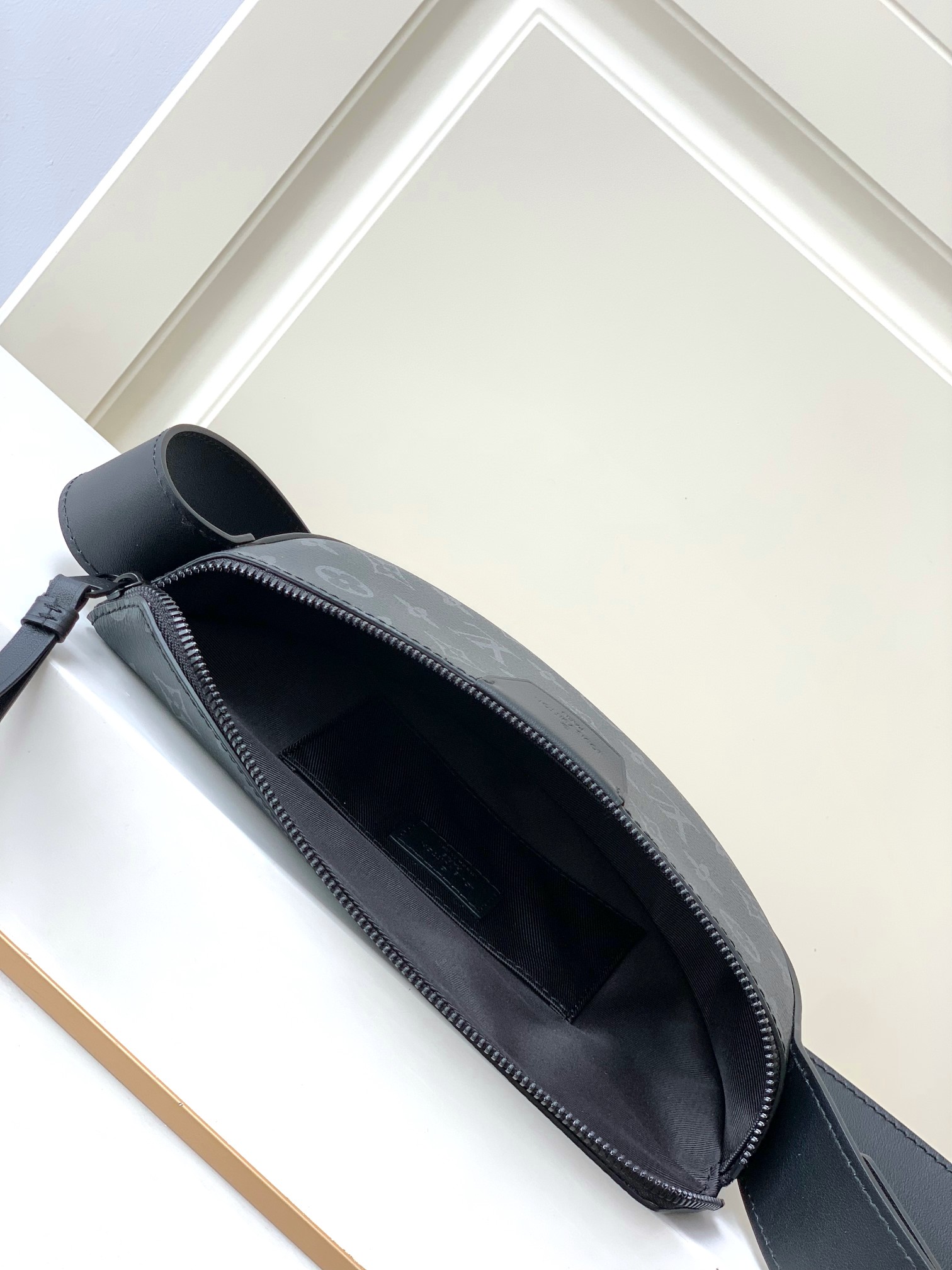 最高級ルイヴィトンスーパーコピー ルイヴィトンバッグコピー LV ムーン・クロスボディ ブラック M23835 モノグラム・エクリプス キャンバス ブラック金具 - 画像 (3)