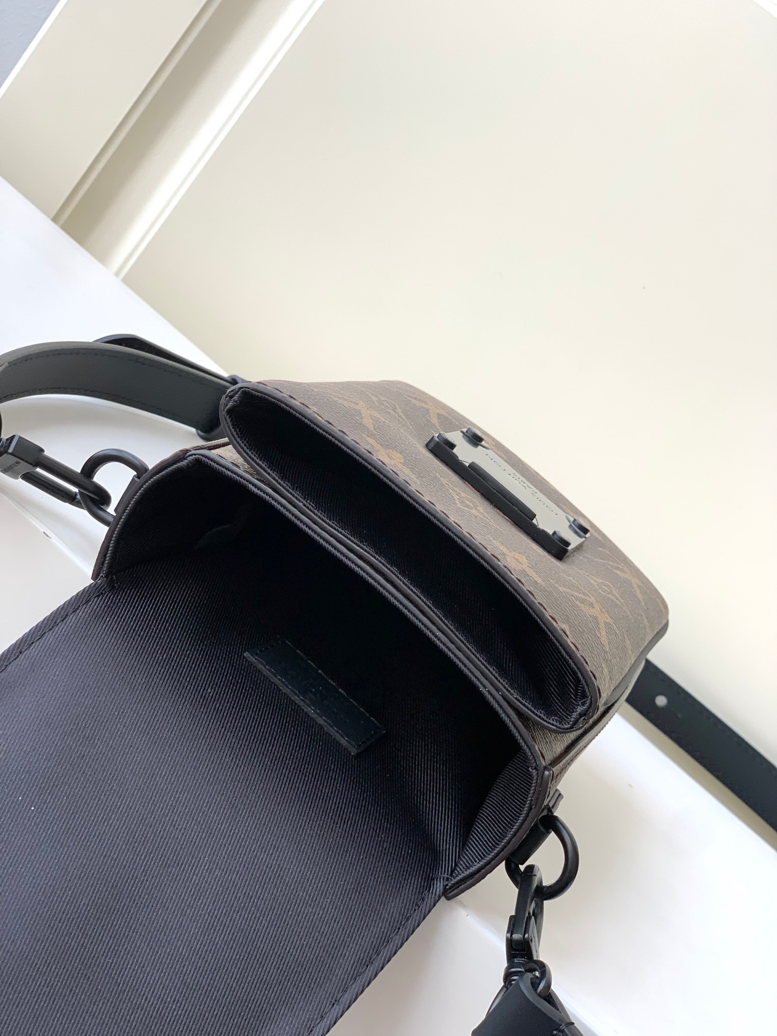 最高級ルイヴィトンスーパーコピー ルイヴィトンバッグコピー Sロック ヴェルティカル・ウェアラブル ウォレット ダークブラウン M81522 モノグラム・マカサー キャンバス ブラック金具 - 画像 (2)