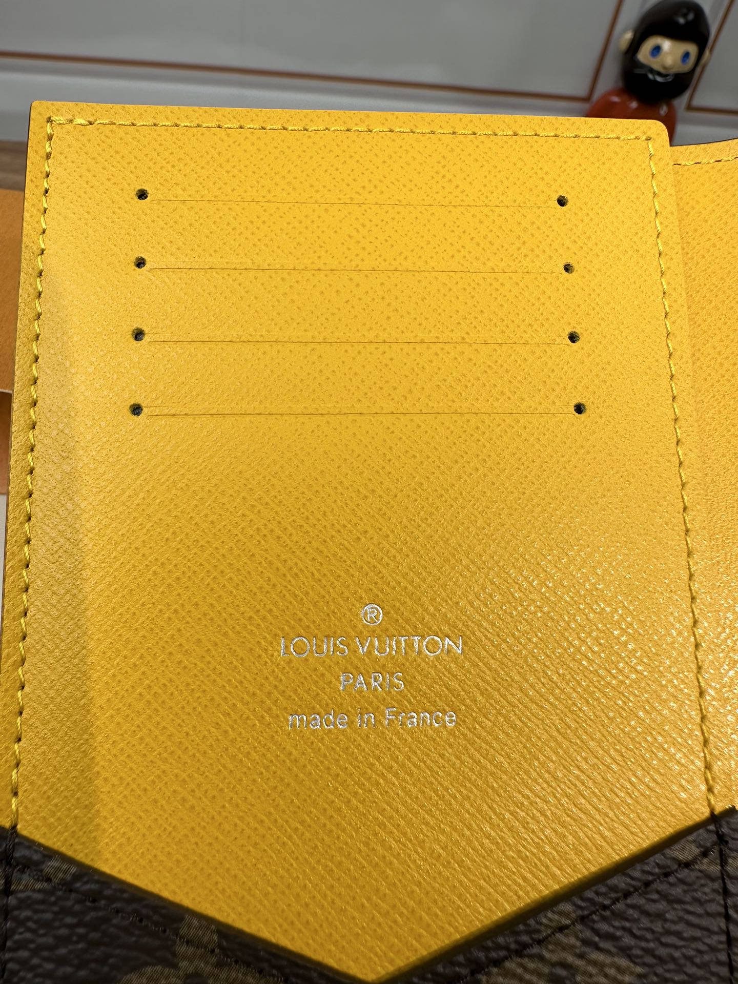 最高級ルイヴィトンスーパーコピー ルイヴィトンカードケースコピー パスポートカバー クーヴェルテュール・パスポール NM イエロー M82864 モノグラム・マカサー キャンバス - 画像 (6)