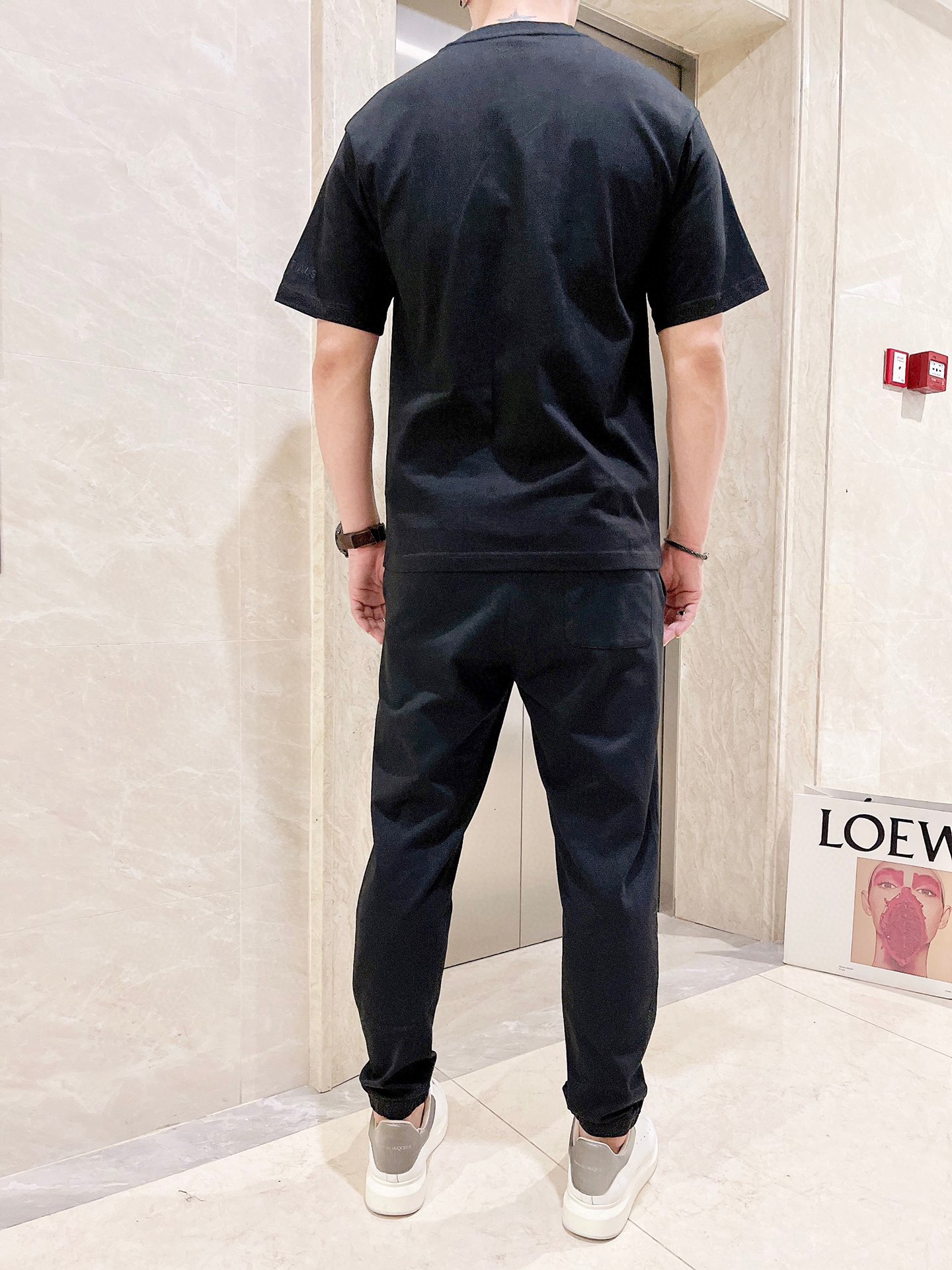 最高級ルイヴィトンスーパーコピー服 ルイヴィトンパンツコピー セットアップ 2点セット モノグラムTシャツ スラックス ブラック ホワイト 202405054 コットン 100% - 画像 (6)