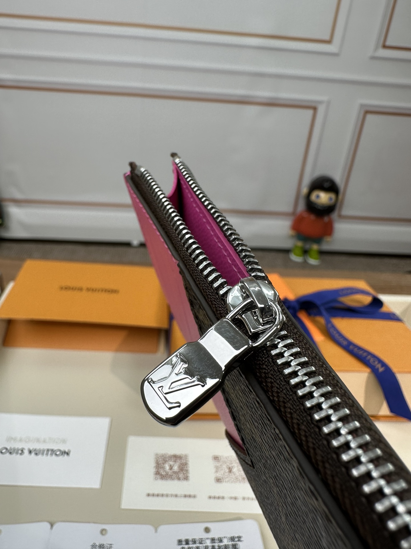 最高級ルイヴィトンスーパーコピー ルイヴィトンカードケースコピー コインカード・ホルダー ローズレッド M82912 モノグラム・マカサー キャンバス シルバー金具 - 画像 (5)