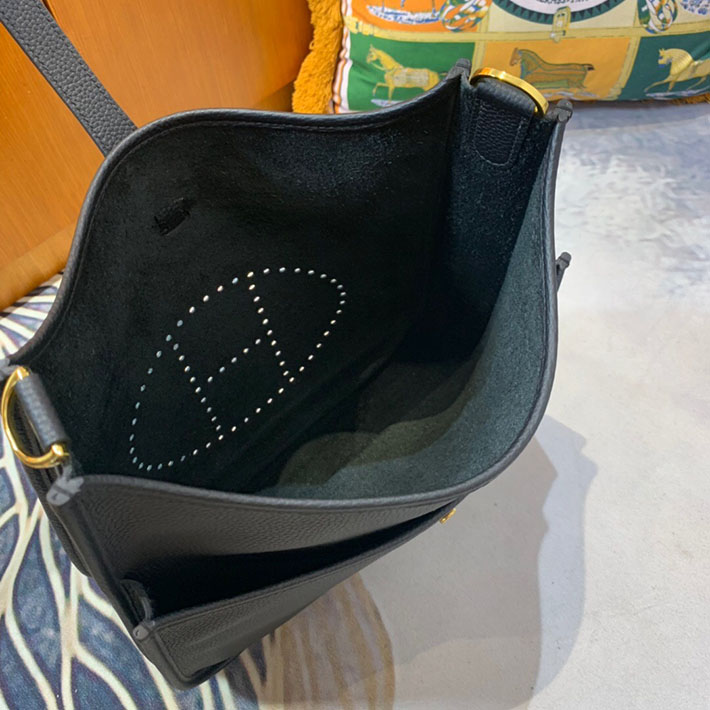 最高級HERMESスーパーコピー エルメスエヴリン29/PMコピー エヴリン3 29/PM ブラック トリヨン ゴールド金具 新品 2024W1071 - 画像 (4)