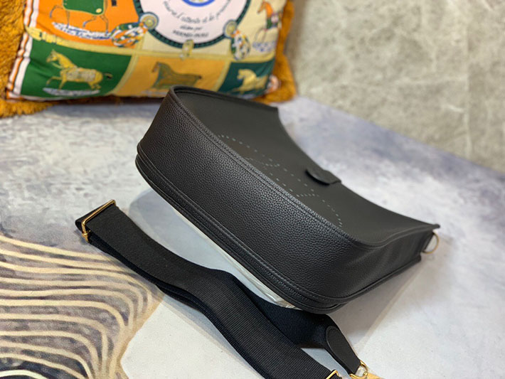 最高級HERMESスーパーコピー エルメスエヴリン29/PMコピー エヴリン3 29/PM ブラック トリヨン ゴールド金具 新品 2024W1071 - 画像 (3)