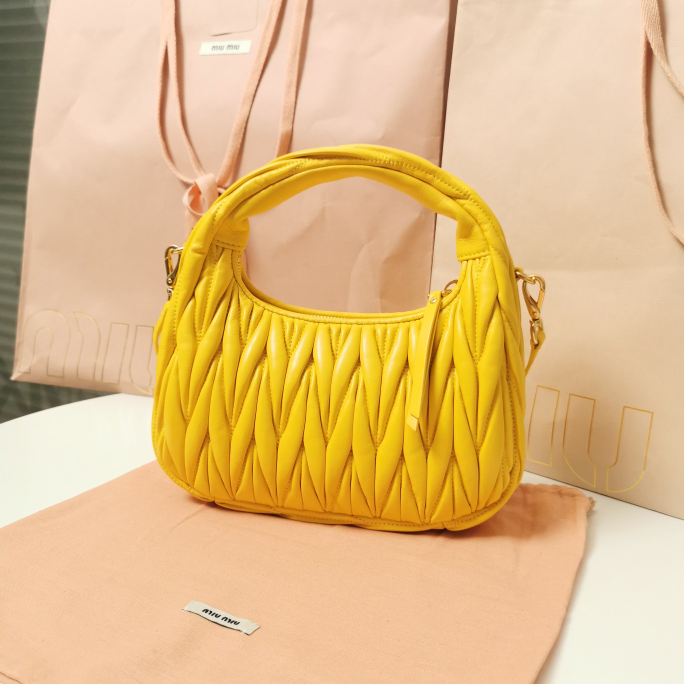 最高級MiuMiuスーパーコピー ミュウミュウバッグコピー ワンダー マテラッセレザー ホーボーバッグ イエロー 5BC125_N88_F065Y_V_OOY レザー ゴールド金具 - 画像 (9)