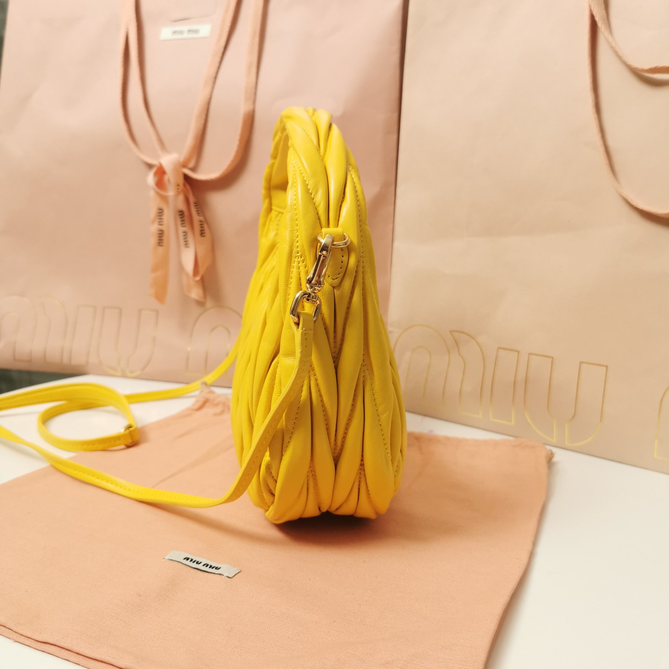 最高級MiuMiuスーパーコピー ミュウミュウバッグコピー ワンダー マテラッセレザー ホーボーバッグ イエロー 5BC125_N88_F065Y_V_OOY レザー ゴールド金具 - 画像 (8)