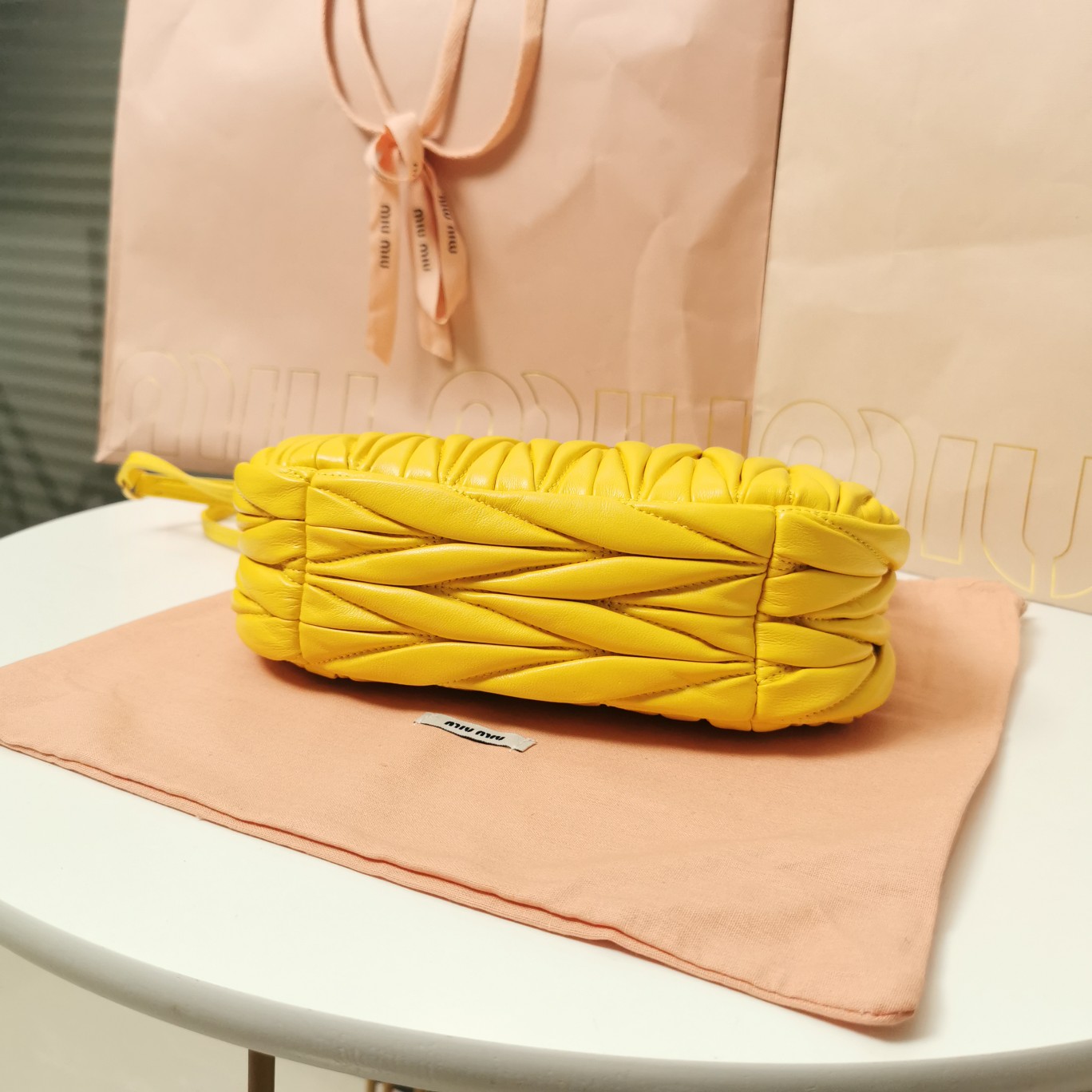 最高級MiuMiuスーパーコピー ミュウミュウバッグコピー ワンダー マテラッセレザー ホーボーバッグ イエロー 5BC125_N88_F065Y_V_OOY レザー ゴールド金具 - 画像 (7)