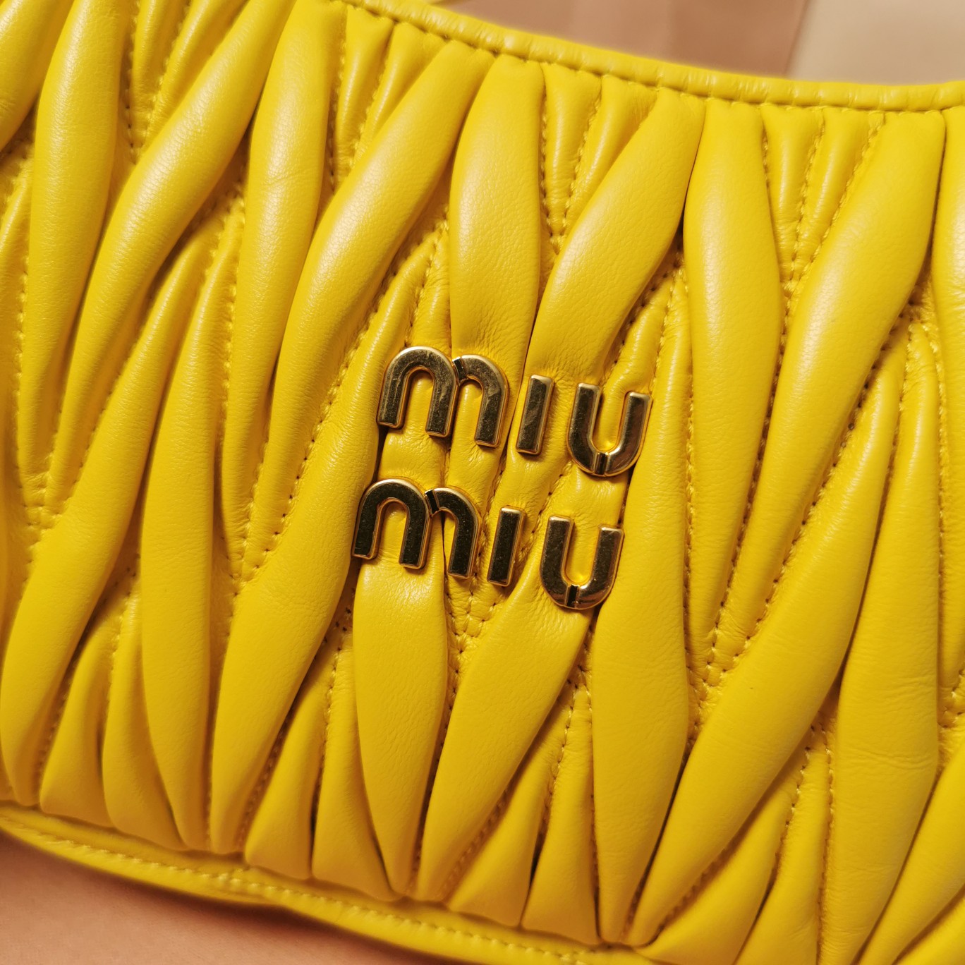 最高級MiuMiuスーパーコピー ミュウミュウバッグコピー ワンダー マテラッセレザー ホーボーバッグ イエロー 5BC125_N88_F065Y_V_OOY レザー ゴールド金具 - 画像 (6)