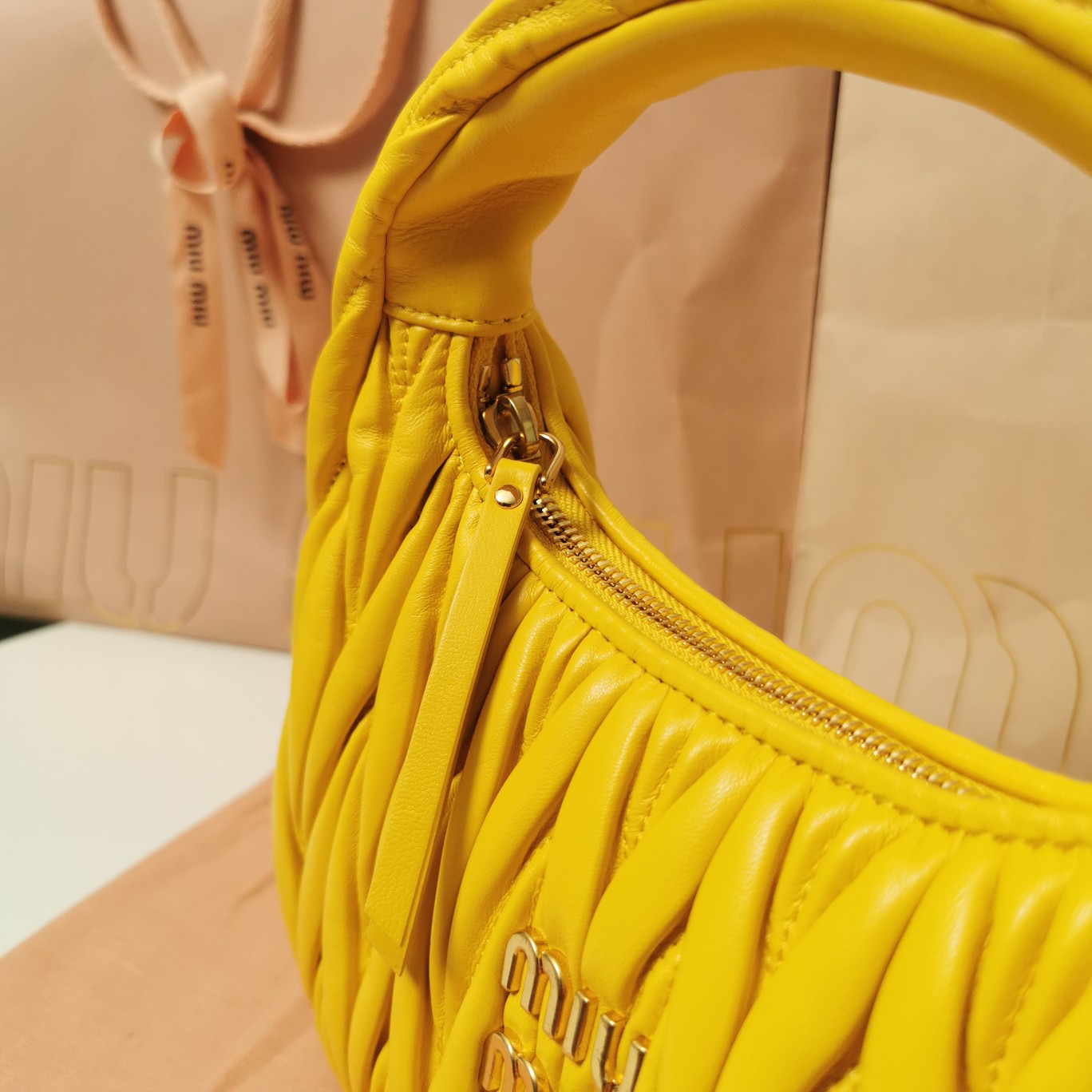 最高級MiuMiuスーパーコピー ミュウミュウバッグコピー ワンダー マテラッセレザー ホーボーバッグ イエロー 5BC125_N88_F065Y_V_OOY レザー ゴールド金具 - 画像 (5)