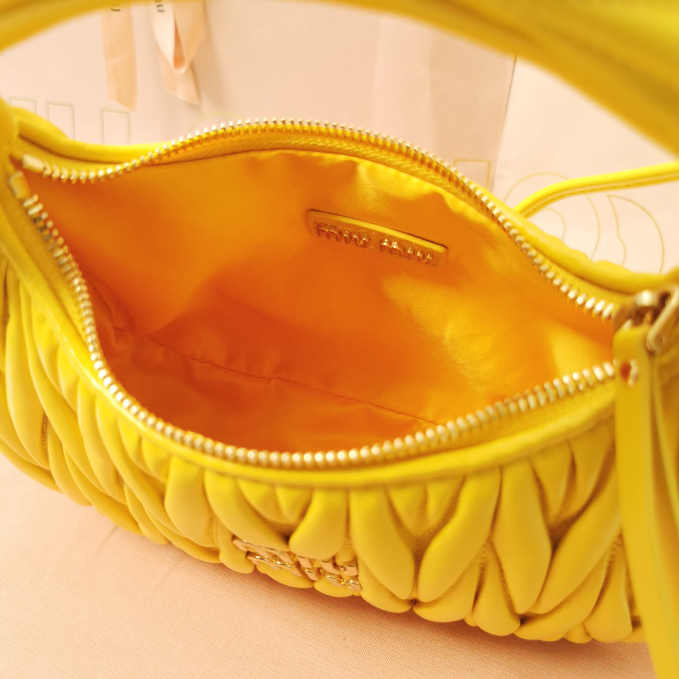 最高級MiuMiuスーパーコピー ミュウミュウバッグコピー ワンダー マテラッセレザー ホーボーバッグ イエロー 5BC125_N88_F065Y_V_OOY レザー ゴールド金具 - 画像 (4)