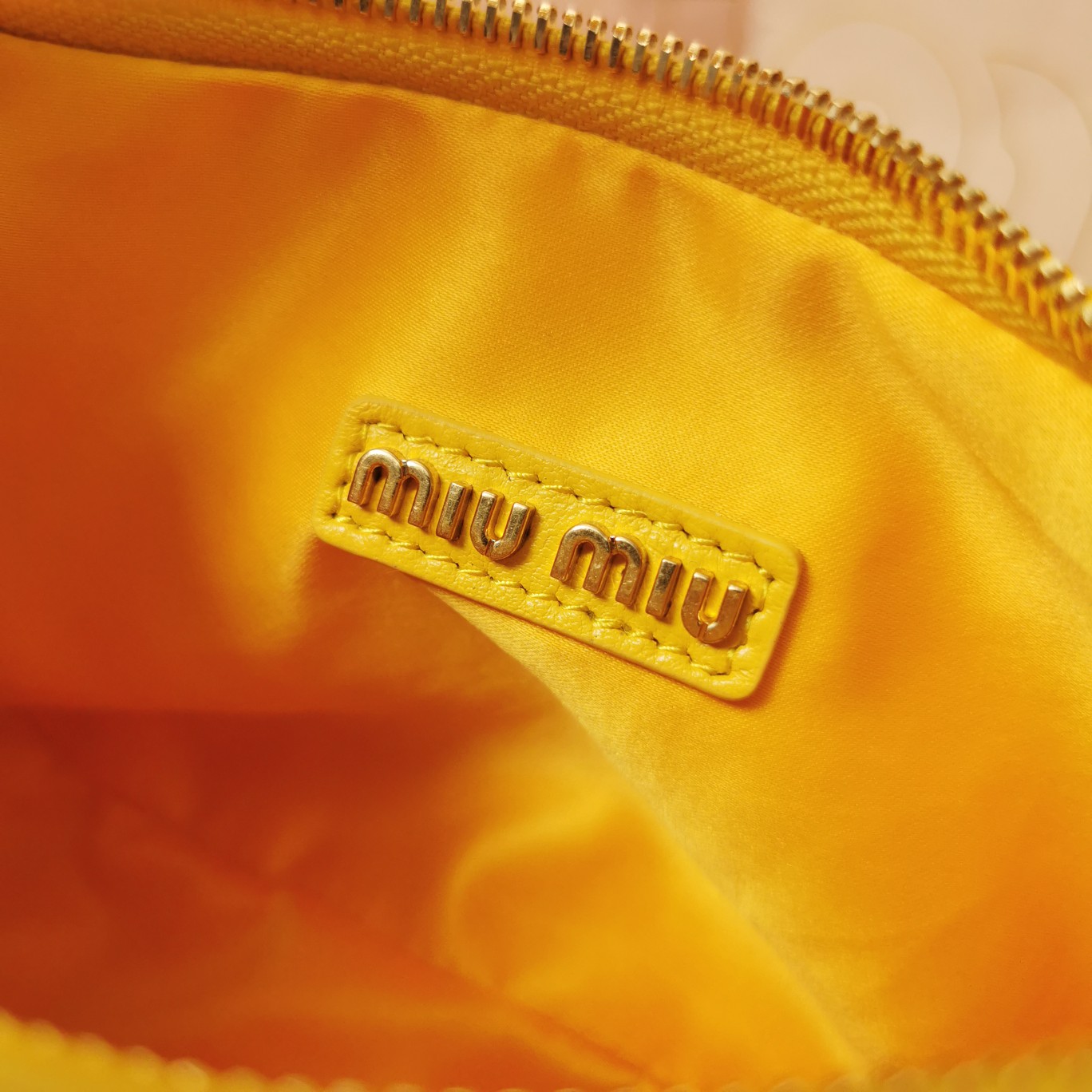 最高級MiuMiuスーパーコピー ミュウミュウバッグコピー ワンダー マテラッセレザー ホーボーバッグ イエロー 5BC125_N88_F065Y_V_OOY レザー ゴールド金具 - 画像 (3)