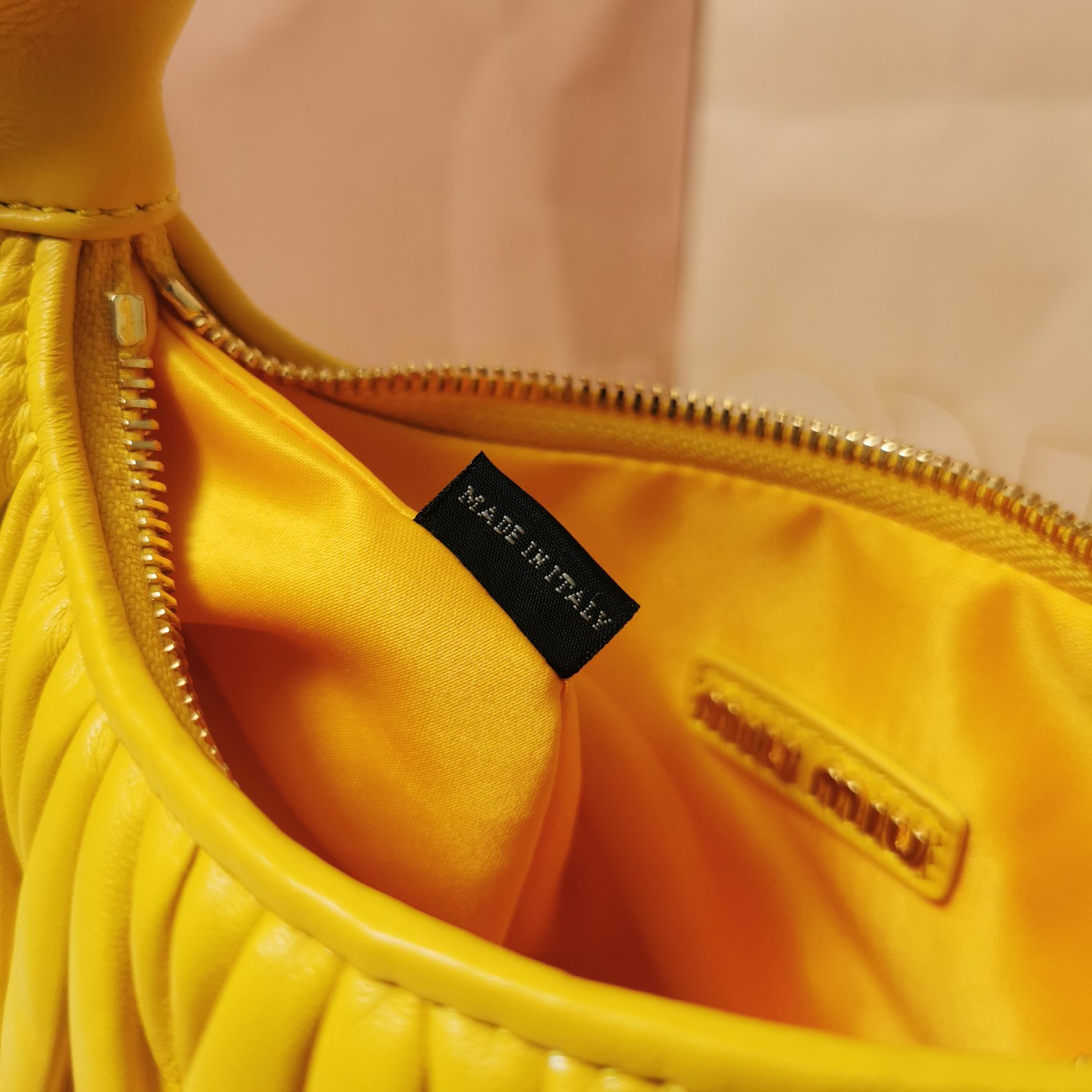 最高級MiuMiuスーパーコピー ミュウミュウバッグコピー ワンダー マテラッセレザー ホーボーバッグ イエロー 5BC125_N88_F065Y_V_OOY レザー ゴールド金具 - 画像 (2)
