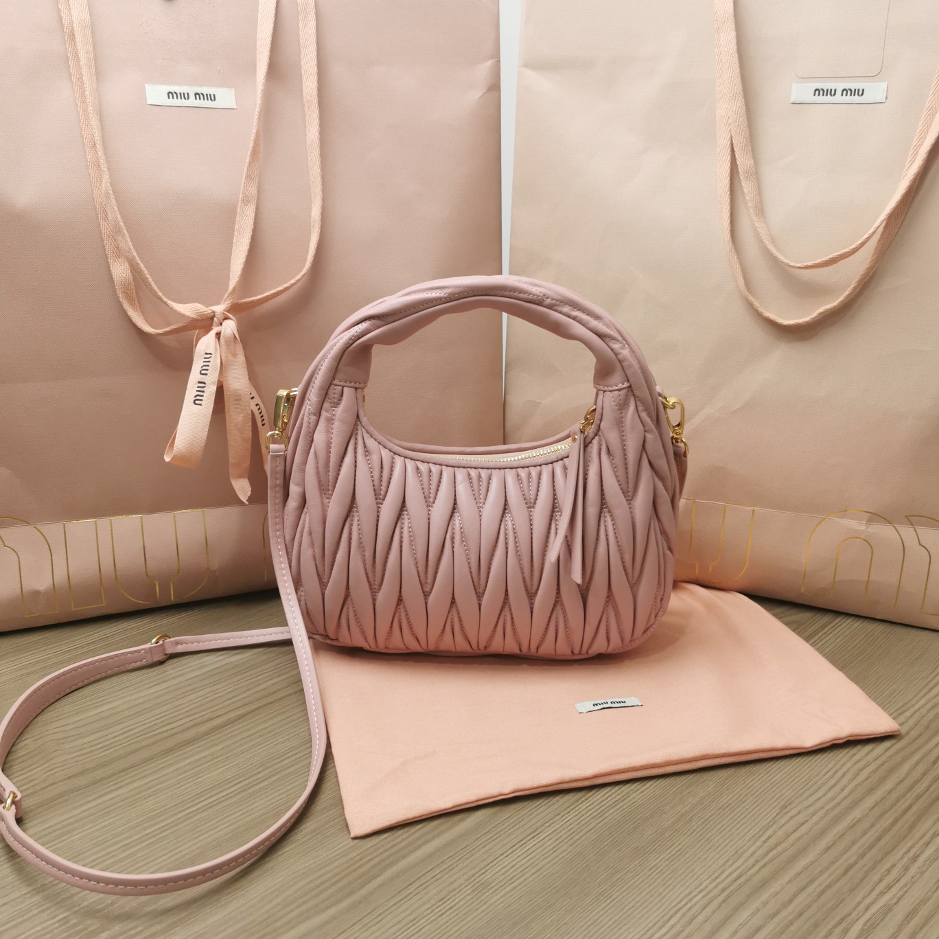 最高級MiuMiuスーパーコピー ミュウミュウバッグコピー ワンダー マテラッセレザー ホーボーバッグ ピンク 5BC125_N88_F0E18_V_OOY レザー ゴールド金具 - 画像 (9)