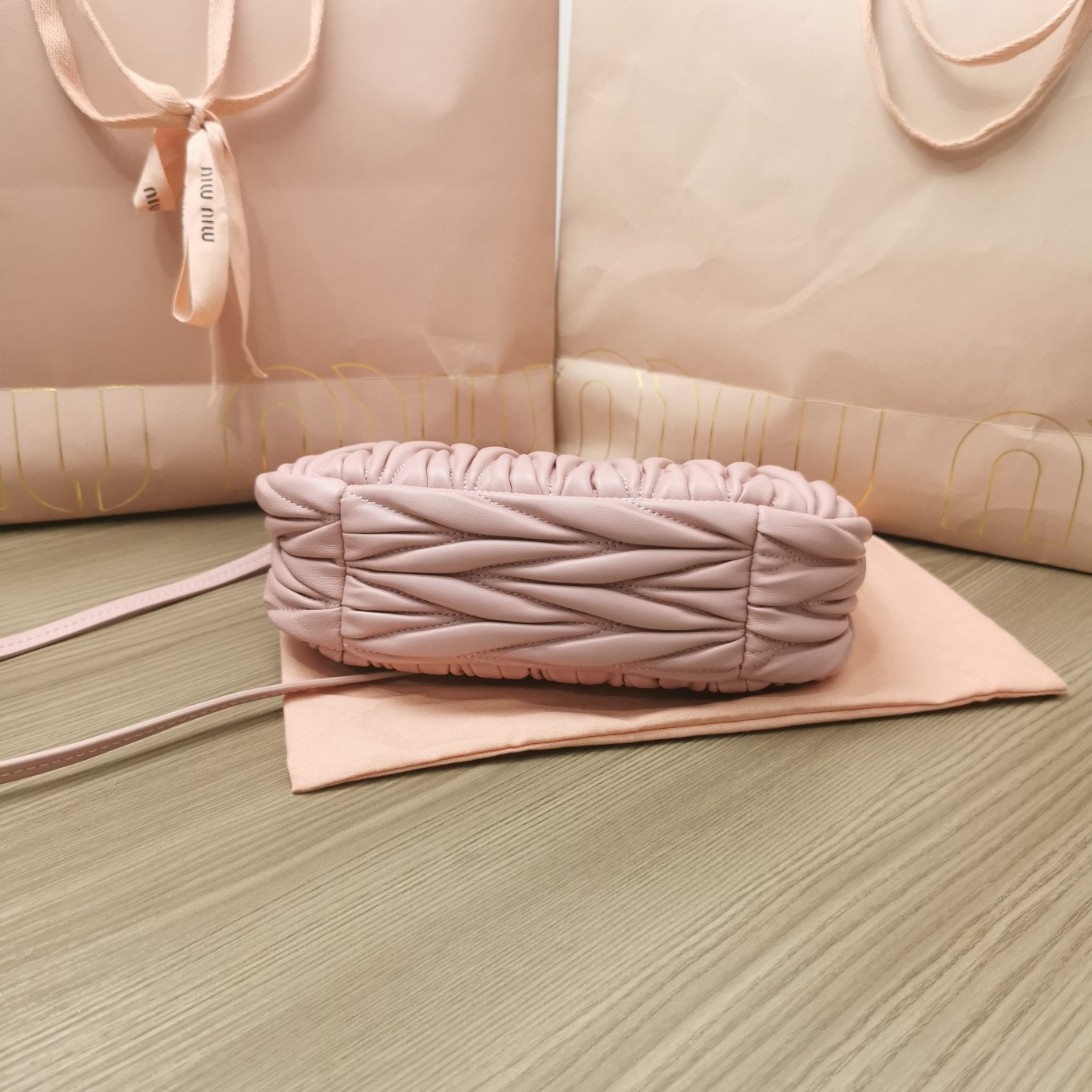 最高級MiuMiuスーパーコピー ミュウミュウバッグコピー ワンダー マテラッセレザー ホーボーバッグ ピンク 5BC125_N88_F0E18_V_OOY レザー ゴールド金具 - 画像 (8)
