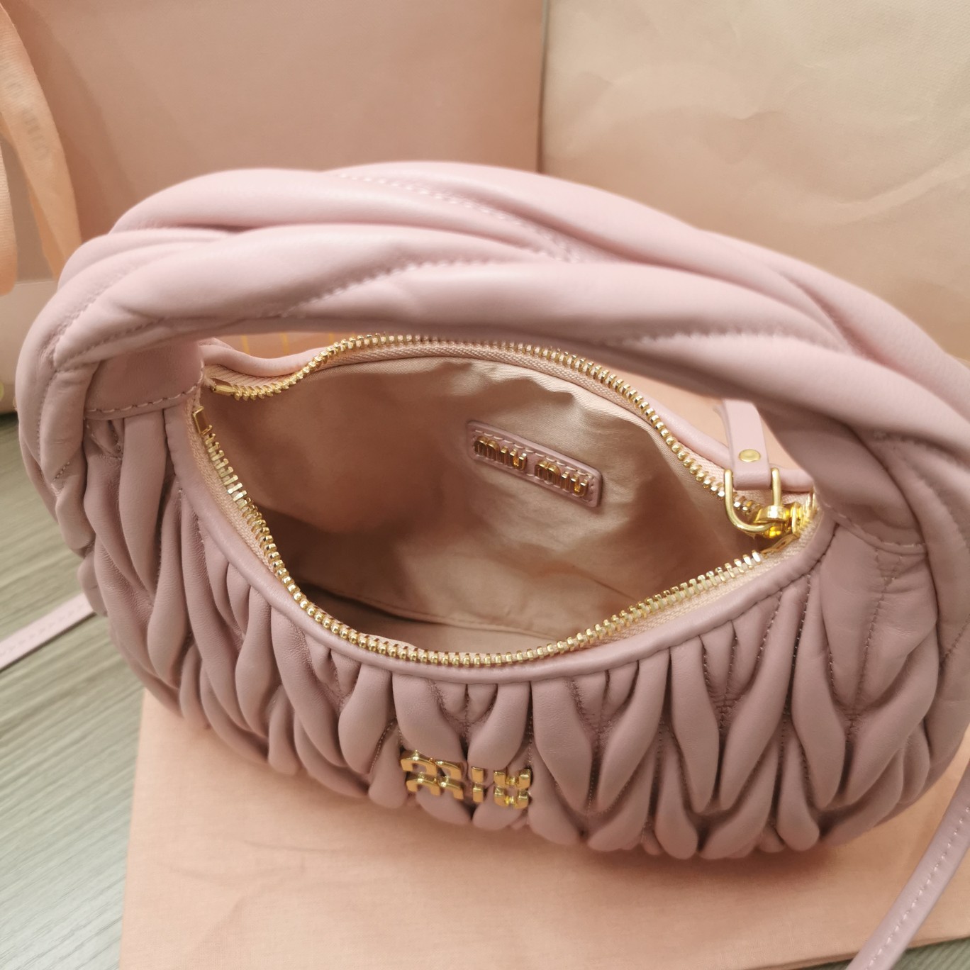 最高級MiuMiuスーパーコピー ミュウミュウバッグコピー ワンダー マテラッセレザー ホーボーバッグ ピンク 5BC125_N88_F0E18_V_OOY レザー ゴールド金具 - 画像 (7)