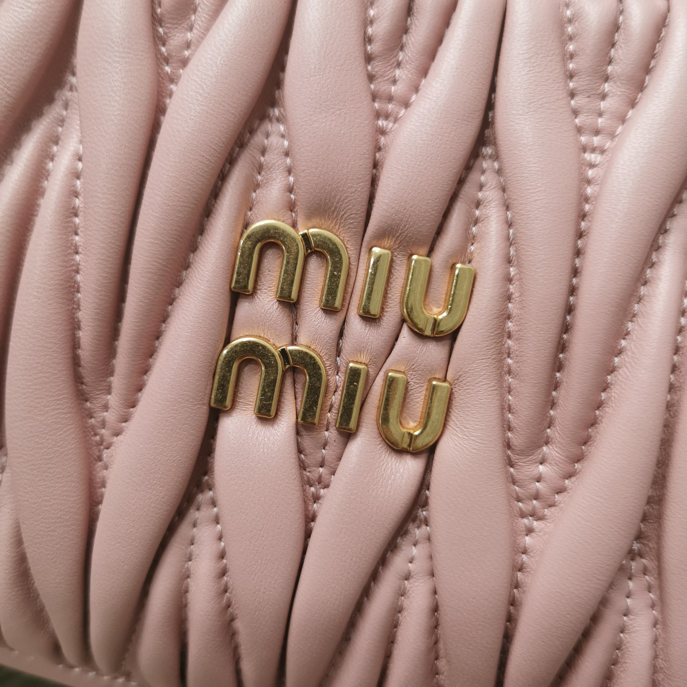 最高級MiuMiuスーパーコピー ミュウミュウバッグコピー ワンダー マテラッセレザー ホーボーバッグ ピンク 5BC125_N88_F0E18_V_OOY レザー ゴールド金具 - 画像 (6)