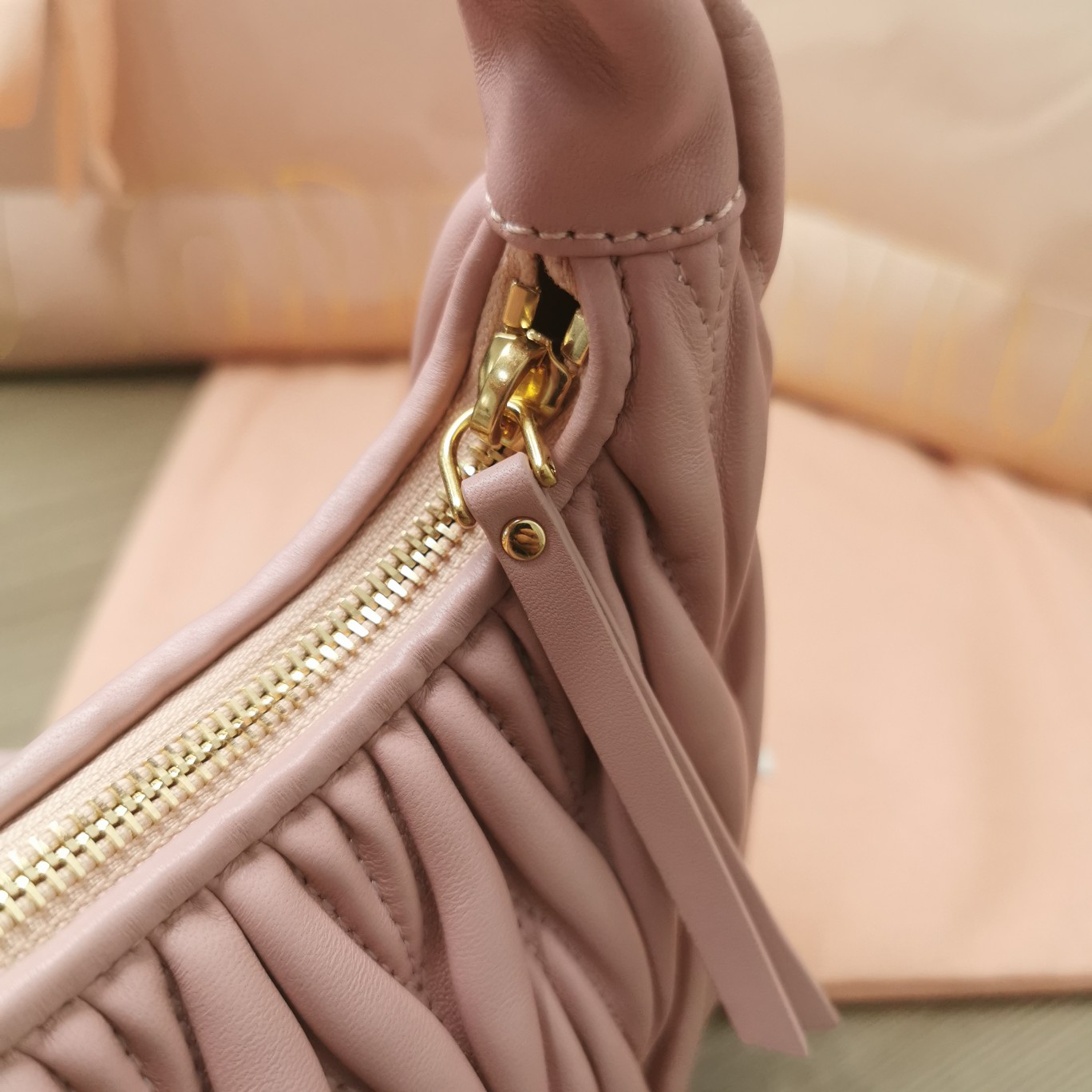 最高級MiuMiuスーパーコピー ミュウミュウバッグコピー ワンダー マテラッセレザー ホーボーバッグ ピンク 5BC125_N88_F0E18_V_OOY レザー ゴールド金具 - 画像 (5)