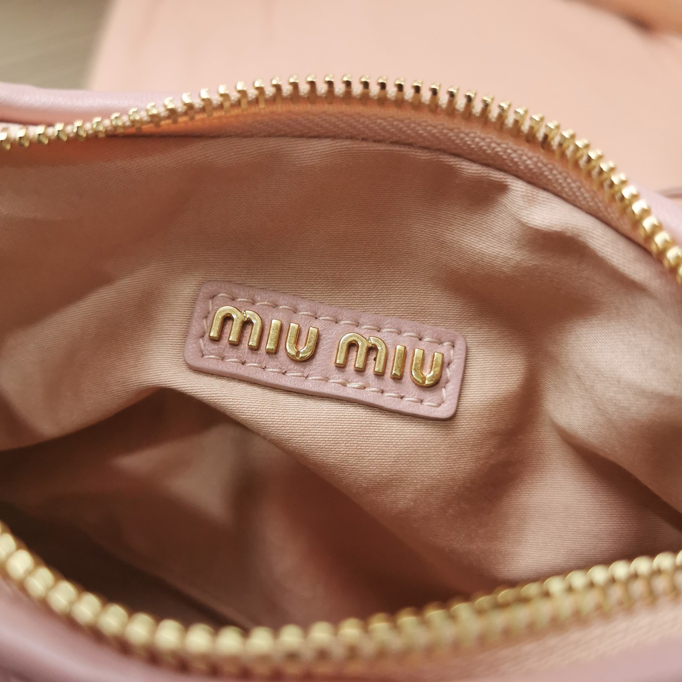 最高級MiuMiuスーパーコピー ミュウミュウバッグコピー ワンダー マテラッセレザー ホーボーバッグ ピンク 5BC125_N88_F0E18_V_OOY レザー ゴールド金具 - 画像 (4)