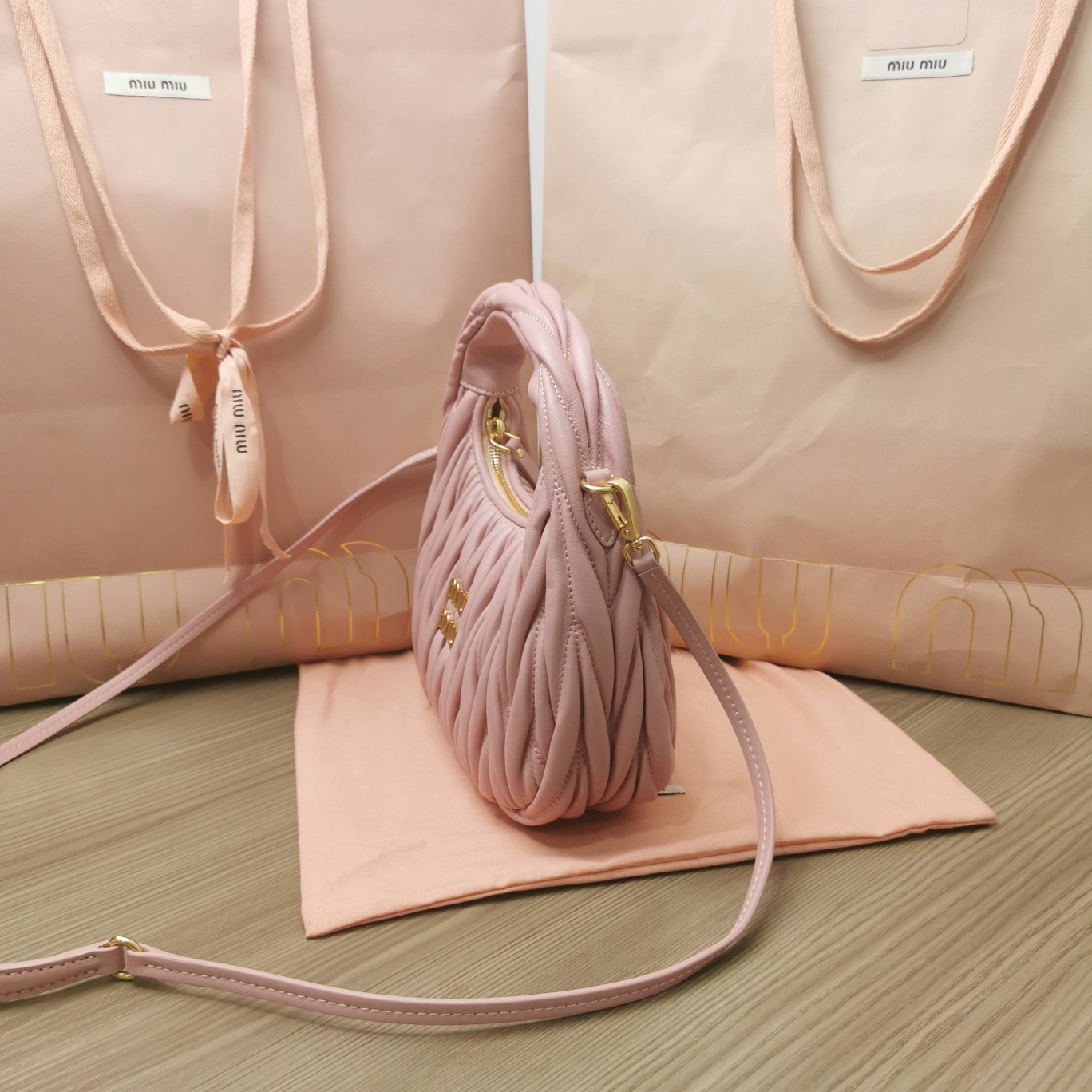 最高級MiuMiuスーパーコピー ミュウミュウバッグコピー ワンダー マテラッセレザー ホーボーバッグ ピンク 5BC125_N88_F0E18_V_OOY レザー ゴールド金具 - 画像 (3)