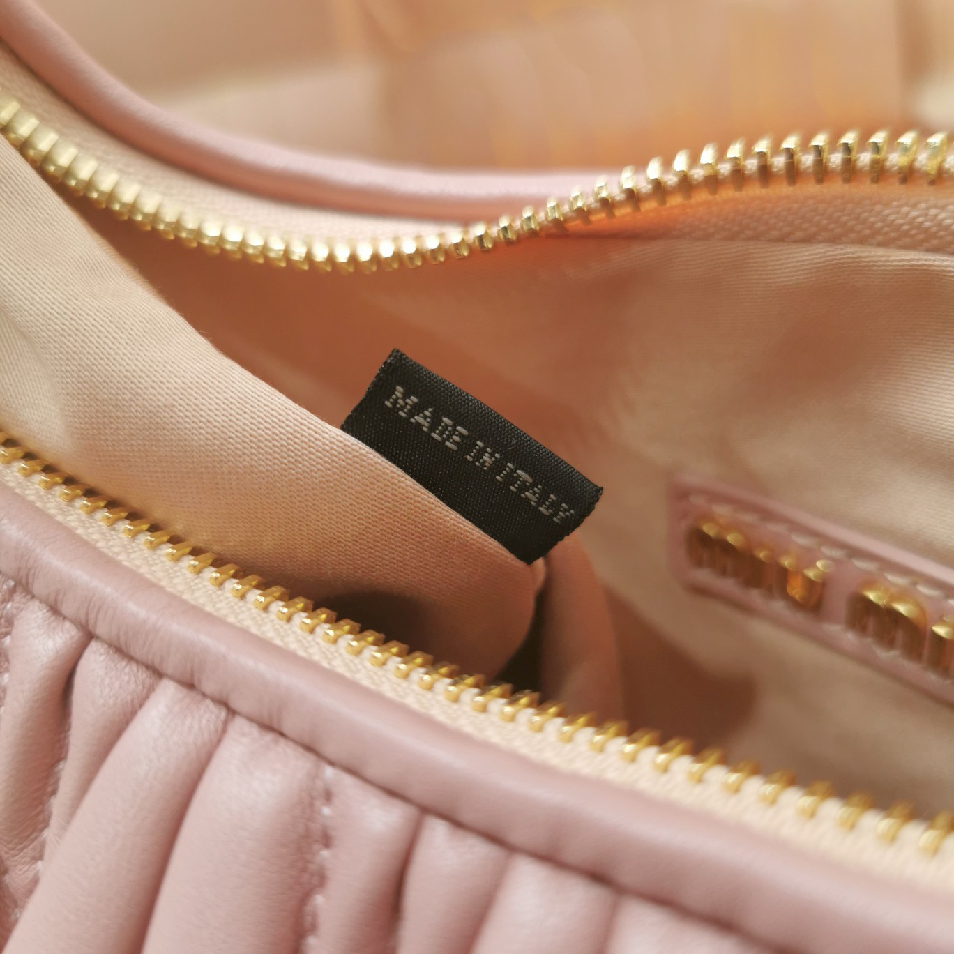 最高級MiuMiuスーパーコピー ミュウミュウバッグコピー ワンダー マテラッセレザー ホーボーバッグ ピンク 5BC125_N88_F0E18_V_OOY レザー ゴールド金具 - 画像 (2)