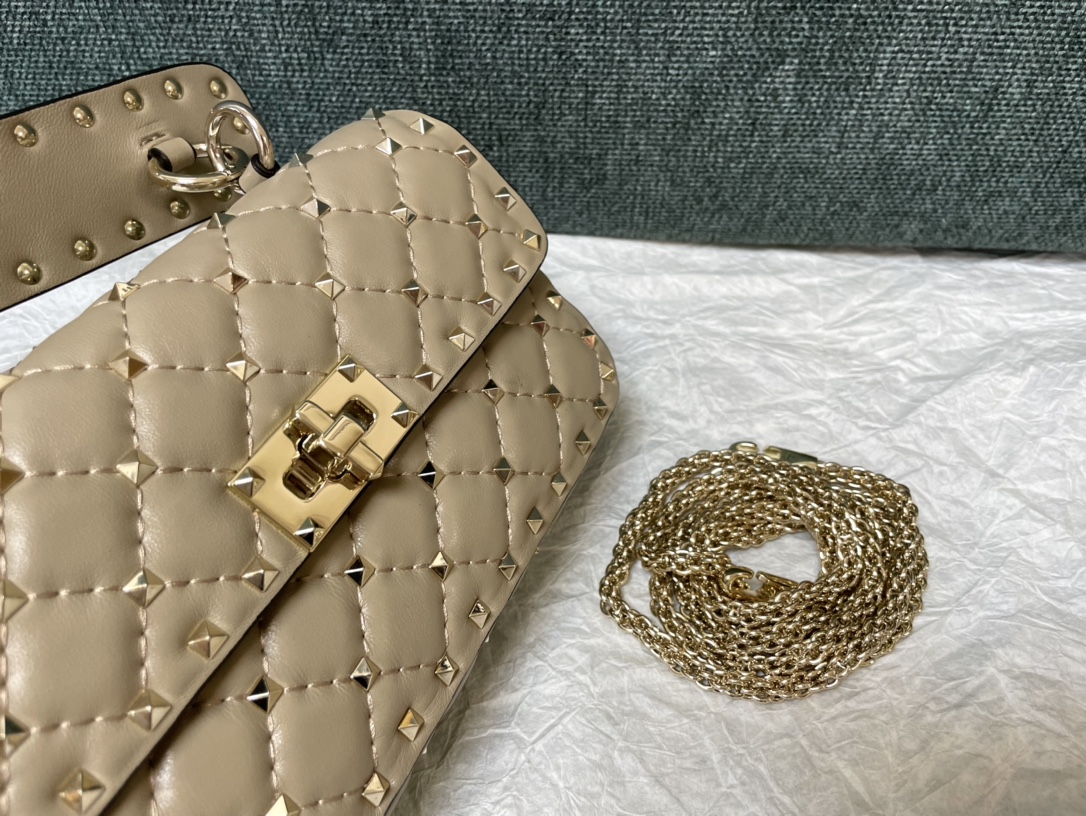 最高級ヴァレンティノスーパーコピー ヴァレンティノバッグコピー ロックスタッズ スパイク ナッパレザー スモールバッグ パウダー 5W2B0123NAP_P45 レザー ゴールド金具 - 画像 (5)