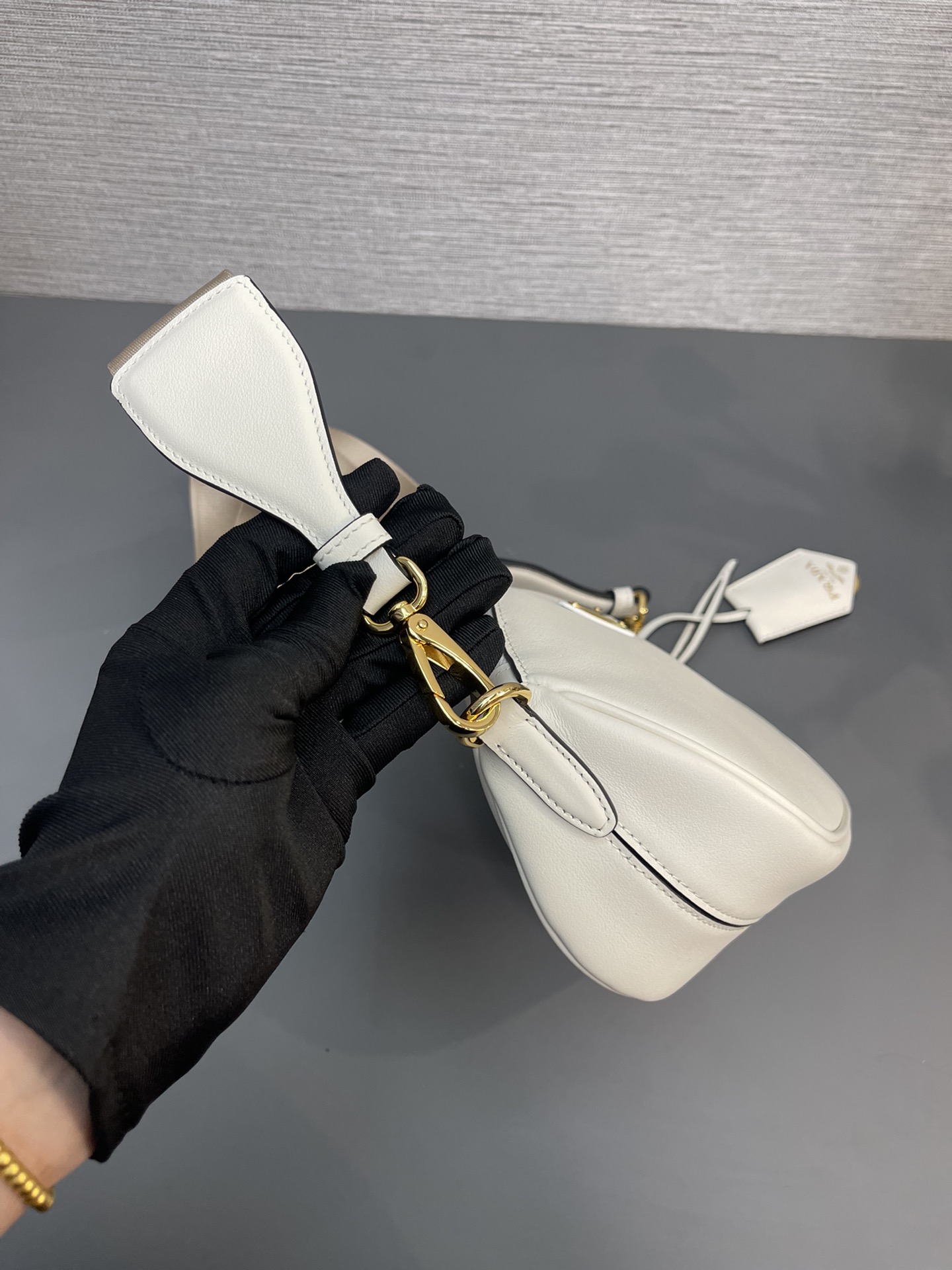 最高級プラダスーパーコピー プラダバッグコピー レザー ミニ ショルダーバッグ ホワイト 1BH212_2AIX_F0PG7_V_NVM ゴールド金具 - 画像 (4)