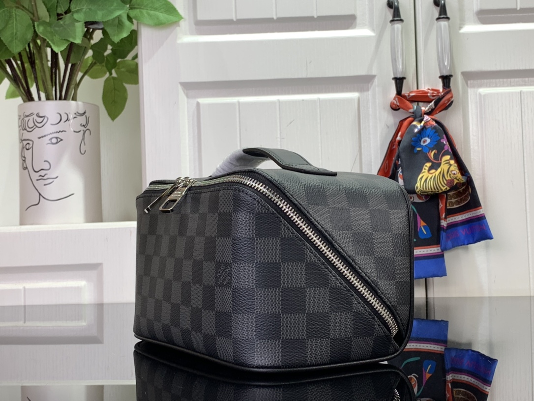 ルイヴィトン バスルームポーチ 新作 Louis Vuitton トイレタリー・バッグ ブラック M11750 ダミエ・グラフィット キャンバス シルバー金具 - 画像 (9)