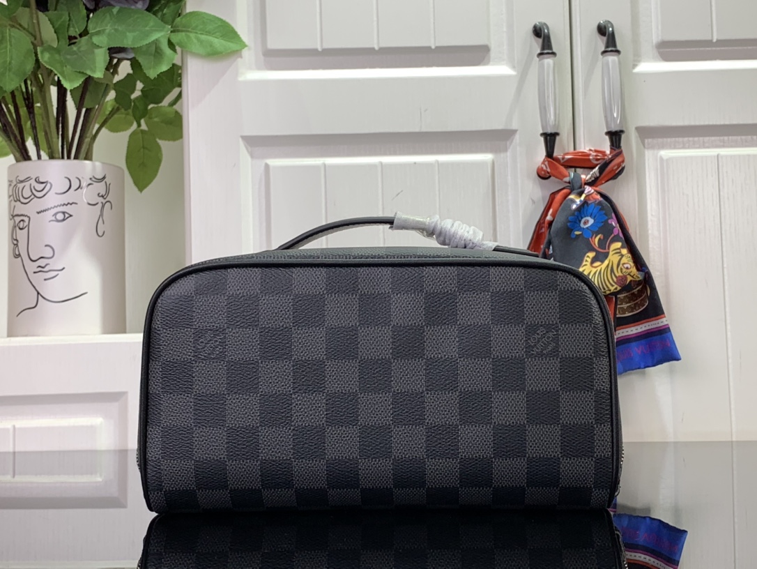 ルイヴィトン バスルームポーチ 新作 Louis Vuitton トイレタリー・バッグ ブラック M11750 ダミエ・グラフィット キャンバス シルバー金具 - 画像 (8)