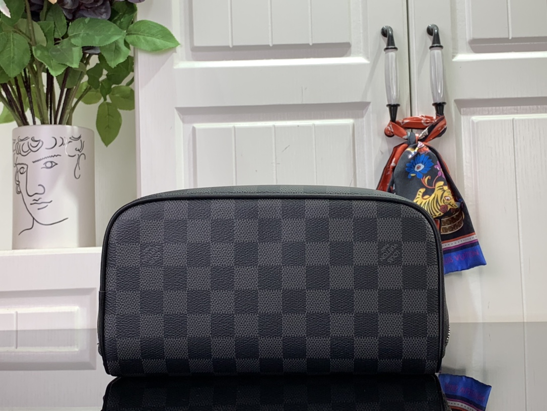 ルイヴィトン バスルームポーチ 新作 Louis Vuitton トイレタリー・バッグ ブラック M11750 ダミエ・グラフィット キャンバス シルバー金具 - 画像 (7)