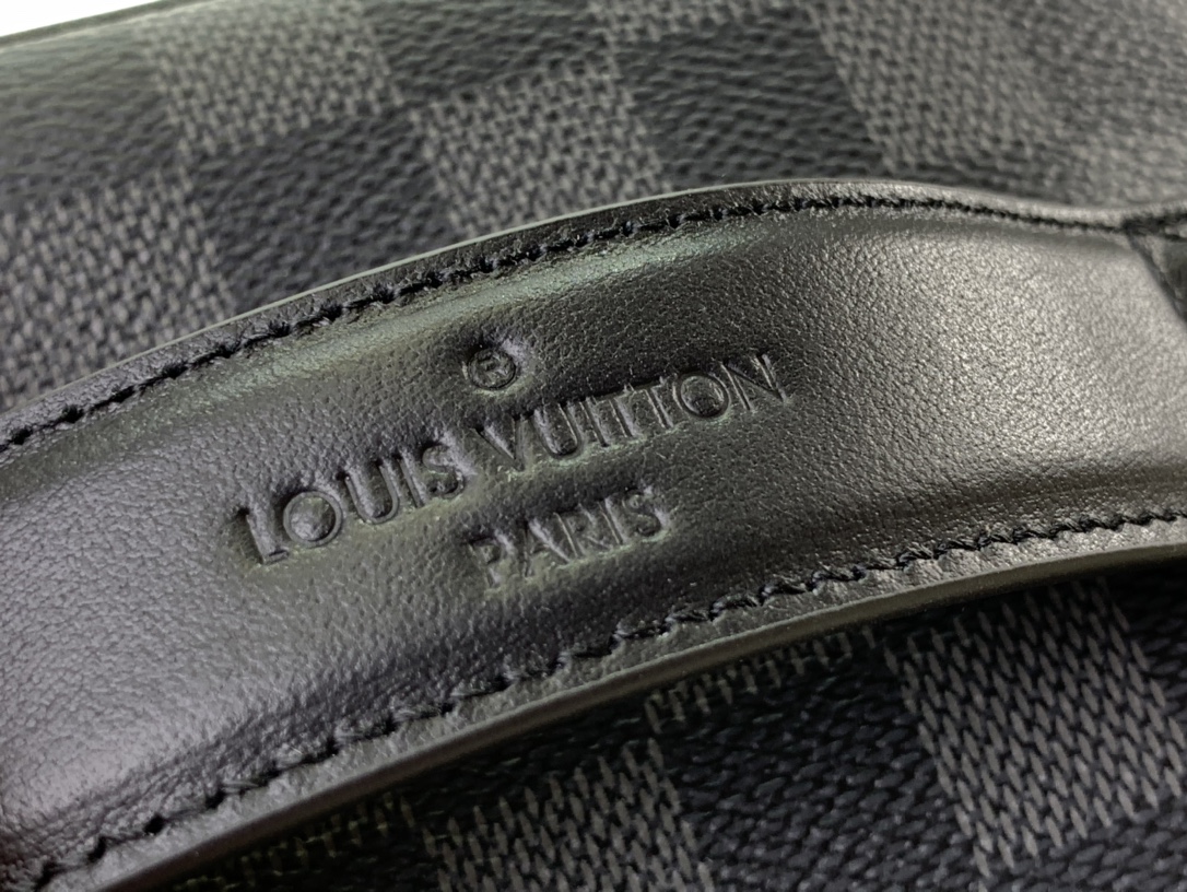 ルイヴィトン バスルームポーチ 新作 Louis Vuitton トイレタリー・バッグ ブラック M11750 ダミエ・グラフィット キャンバス シルバー金具 - 画像 (5)