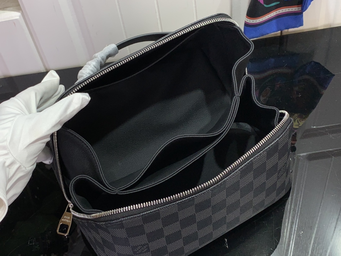 ルイヴィトン バスルームポーチ 新作 Louis Vuitton トイレタリー・バッグ ブラック M11750 ダミエ・グラフィット キャンバス シルバー金具 - 画像 (3)