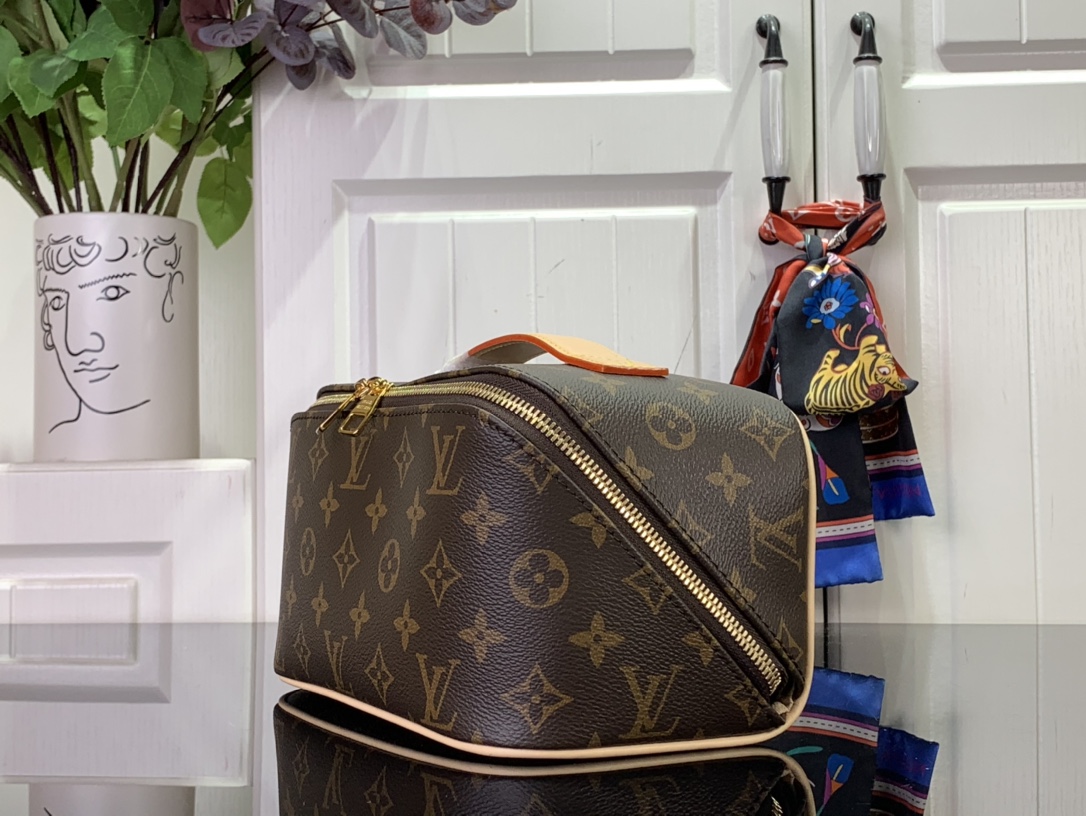 ルイヴィトン バスルームポーチ 新作 Louis Vuitton トイレタリー・バッグ ダークブラウン M11750 モノグラム・キャンバス ゴールド金具 - 画像 (9)