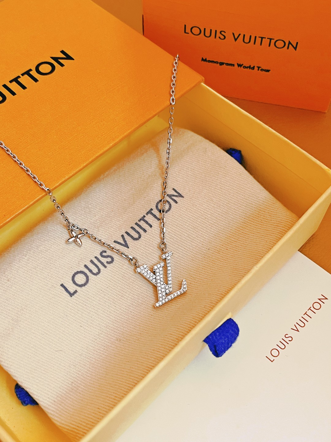 最高級ルイヴィトンスーパーコピー ルイヴィトンネックレスコピー ネックレス・LV アイコニック M00595 シルバー - 画像 (5)