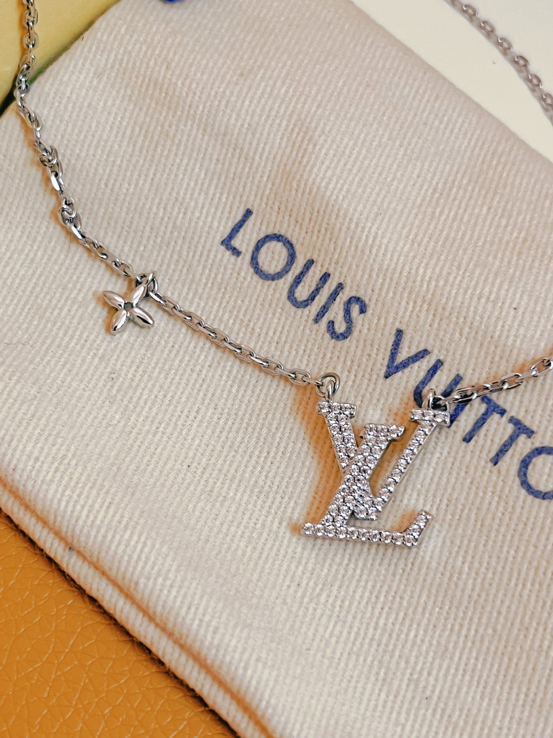 最高級ルイヴィトンスーパーコピー ルイヴィトンネックレスコピー ネックレス・LV アイコニック M00595 シルバー - 画像 (4)