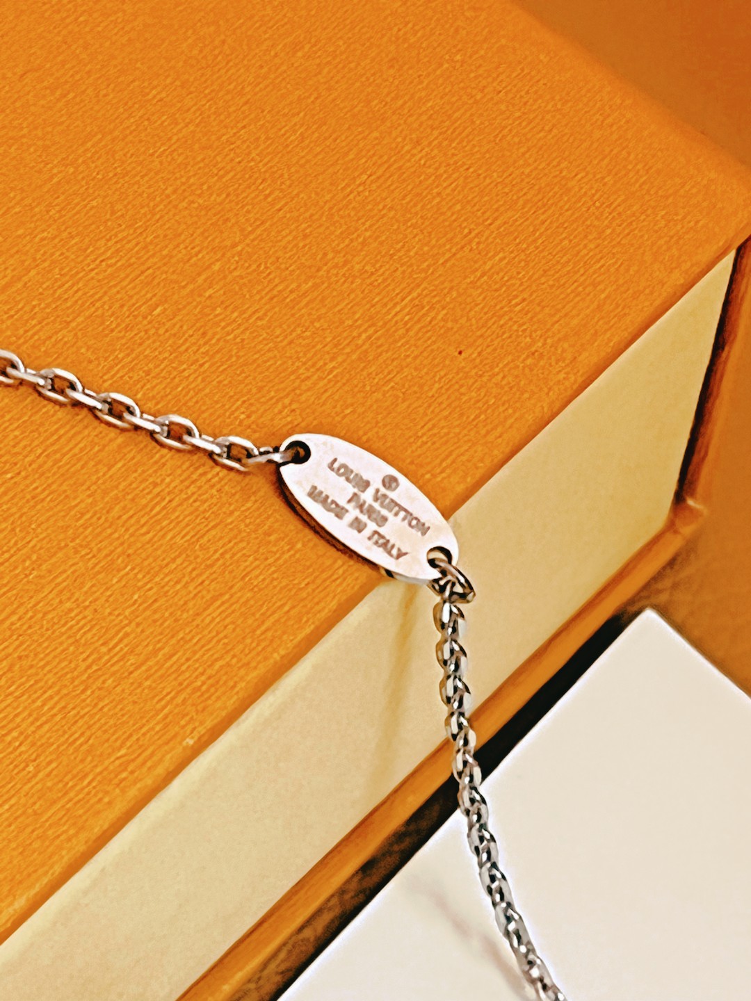 最高級ルイヴィトンスーパーコピー ルイヴィトンネックレスコピー ネックレス・LV アイコニック M00595 シルバー - 画像 (3)
