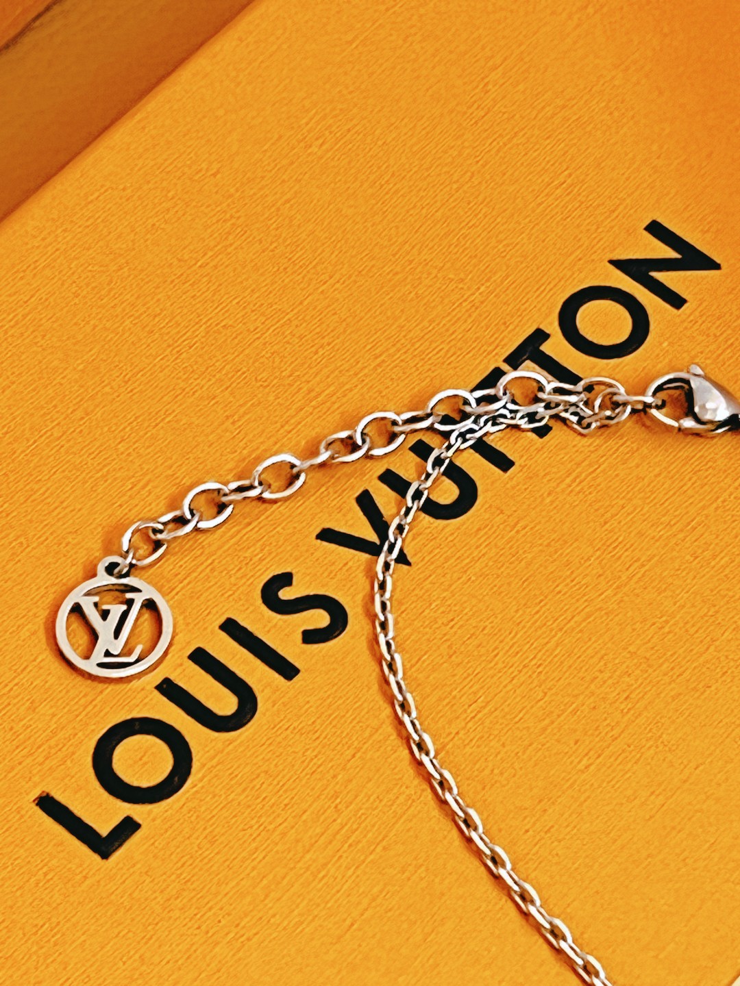 最高級ルイヴィトンスーパーコピー ルイヴィトンネックレスコピー ネックレス・LV アイコニック M00595 シルバー - 画像 (2)