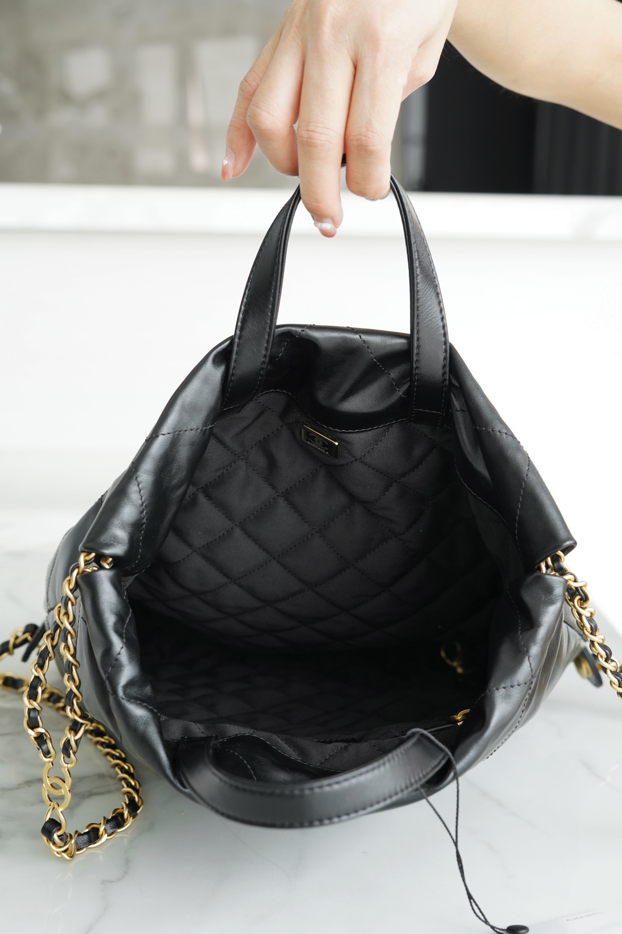 最高級シャネルスーパーコピー シャネルバッグコピー CHANEL 22 バックパック ブラック AS3859 B08037 94305 カーフスキン ゴールド金具 - 画像 (4)