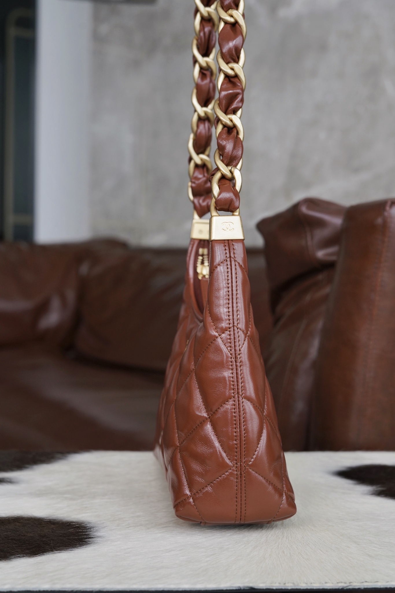 最高級シャネルスーパーコピー シャネルバッグコピー CHANEL スモール ホーボー バッグ ブラウン AS4922 B16897 NY562 ラムスキン ゴールド金具 - 画像 (4)