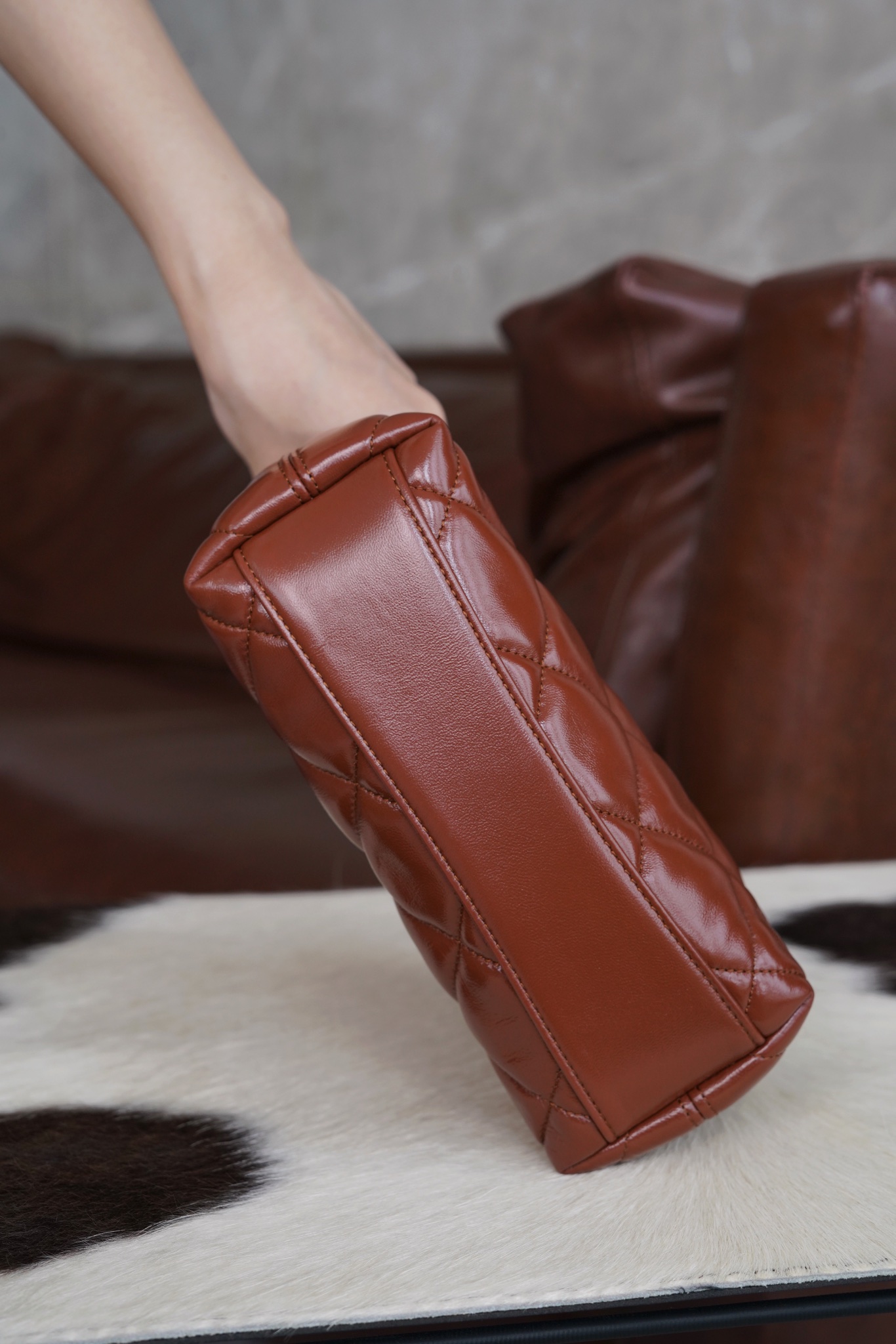 最高級シャネルスーパーコピー シャネルバッグコピー CHANEL スモール ホーボー バッグ ブラウン AS4922 B16897 NY562 ラムスキン ゴールド金具 - 画像 (3)
