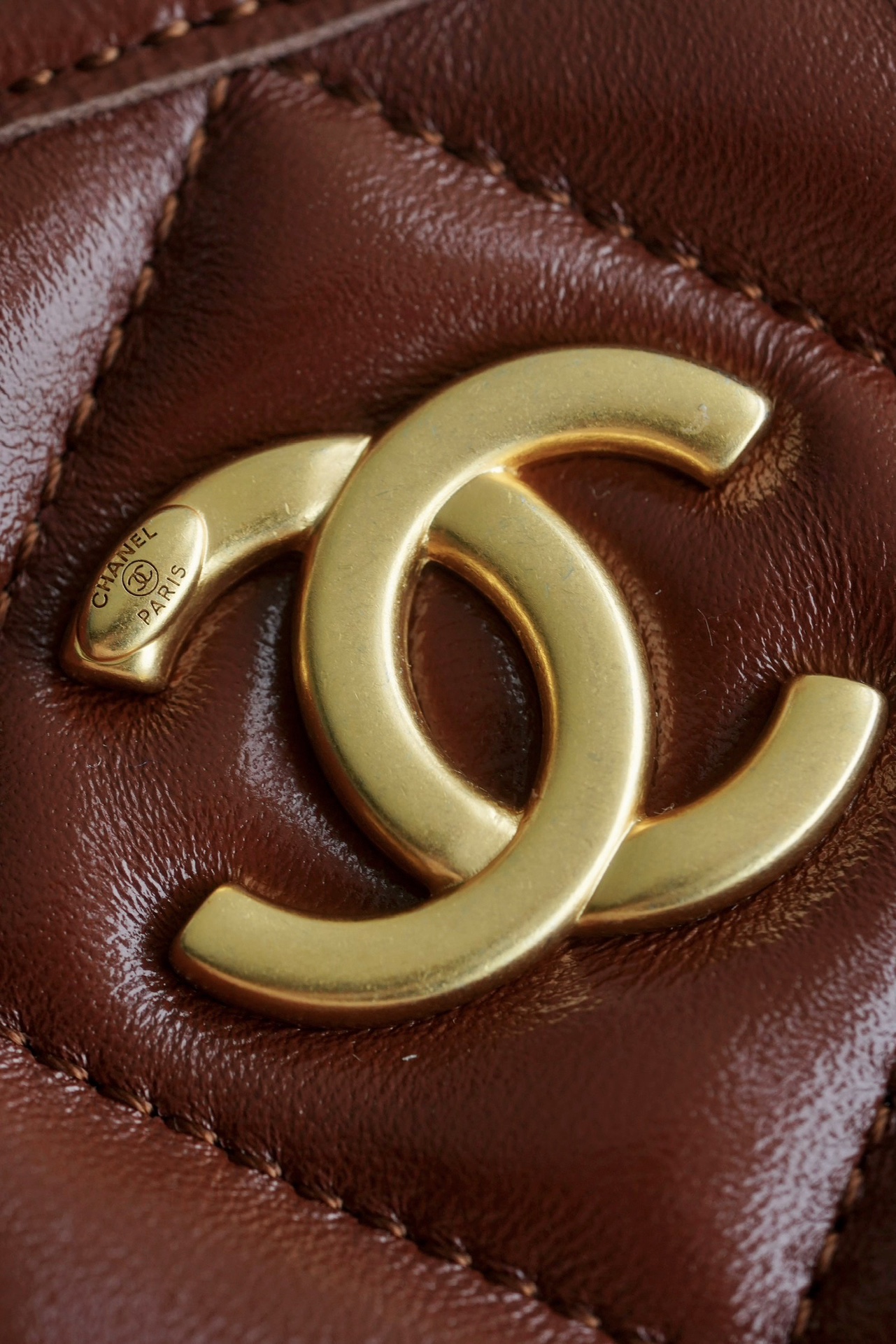 最高級シャネルスーパーコピー シャネルバッグコピー CHANEL スモール ホーボー バッグ ブラウン AS4922 B16897 NY562 ラムスキン ゴールド金具 - 画像 (2)