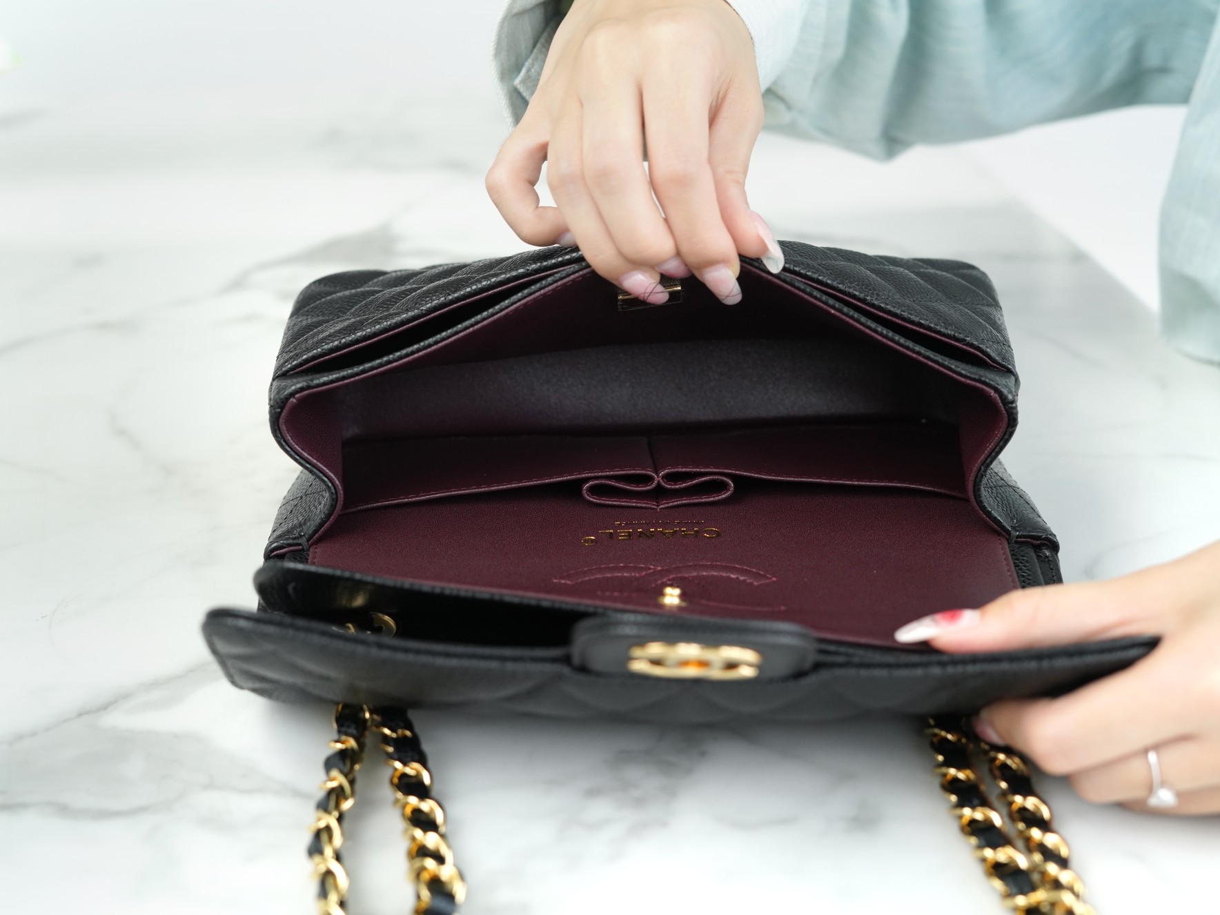 最高級シャネルスーパーコピー シャネルバッグコピー CHANEL クラシック スモール ハンドバッグ ブラック A01113 Y01864 C3906 キャビアスキン ゴールド金具 - 画像 (7)