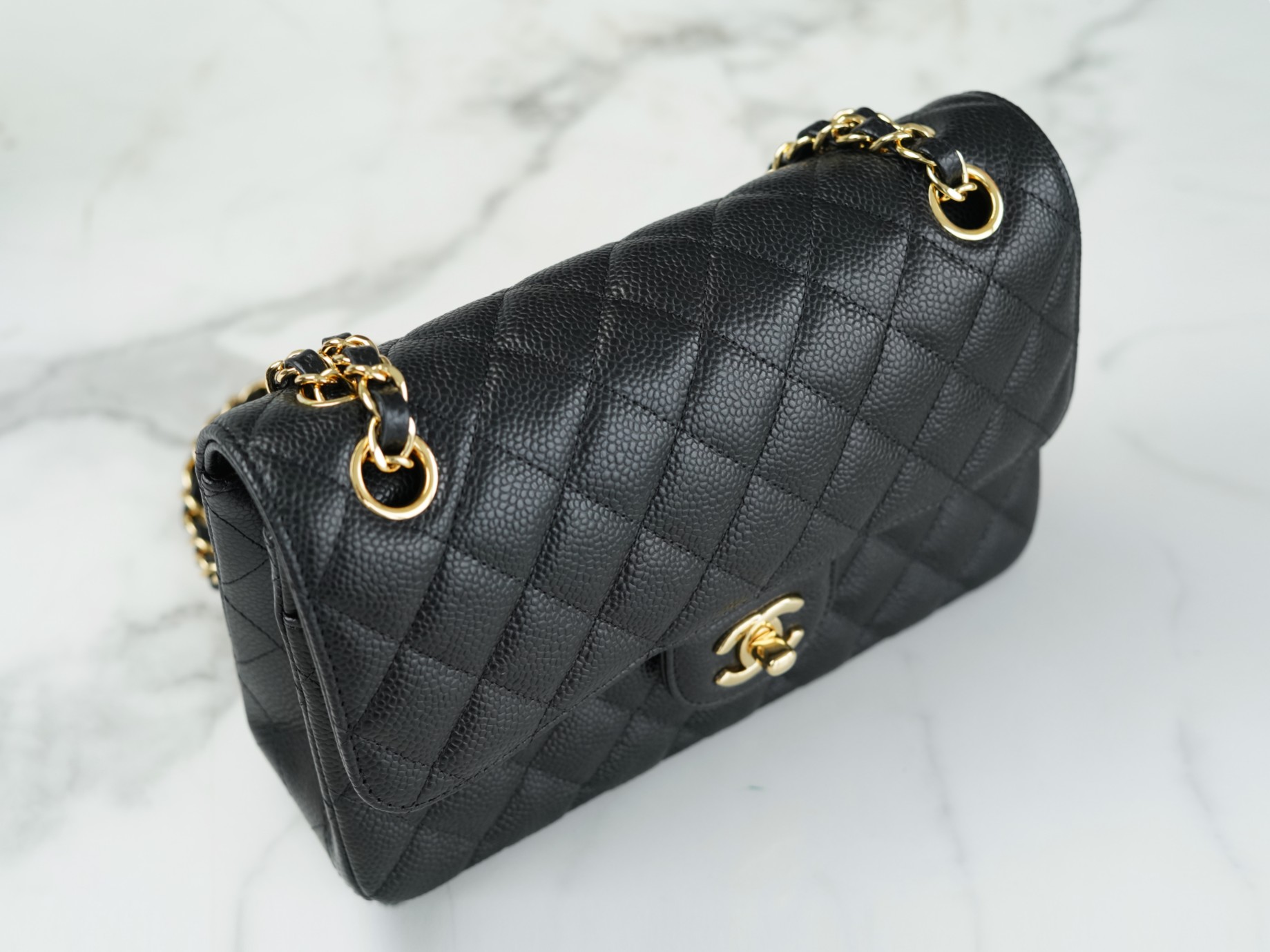 最高級シャネルスーパーコピー シャネルバッグコピー CHANEL クラシック スモール ハンドバッグ ブラック A01113 Y01864 C3906 キャビアスキン ゴールド金具 - 画像 (4)