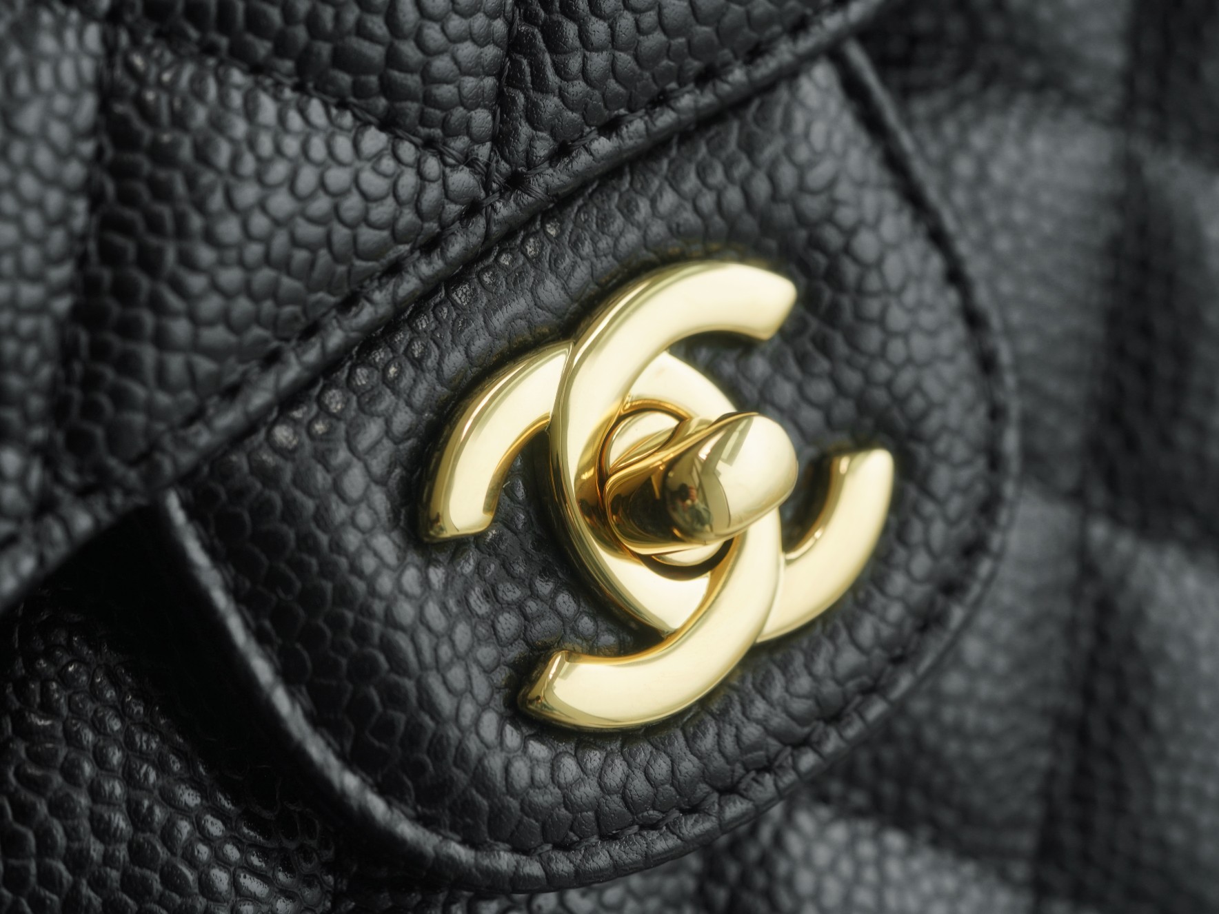 最高級シャネルスーパーコピー シャネルバッグコピー CHANEL クラシック スモール ハンドバッグ ブラック A01113 Y01864 C3906 キャビアスキン ゴールド金具 - 画像 (2)